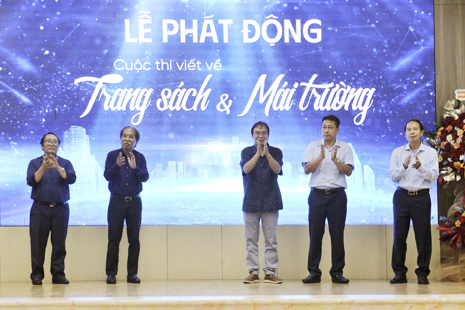 C&aacute;c đại biểu tham dự chương tr&igrave;nh thực hiện nghi thức ph&aacute;t động cuộc thi.