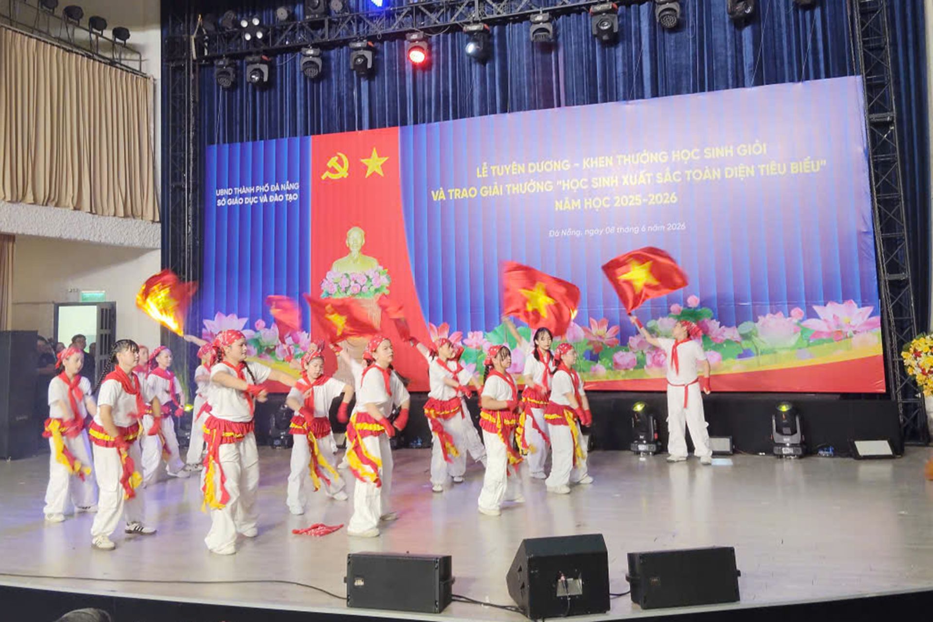 Các ti&ecirc;́t mục văn ngh&ecirc;̣ chào mừng của các em học sinh.