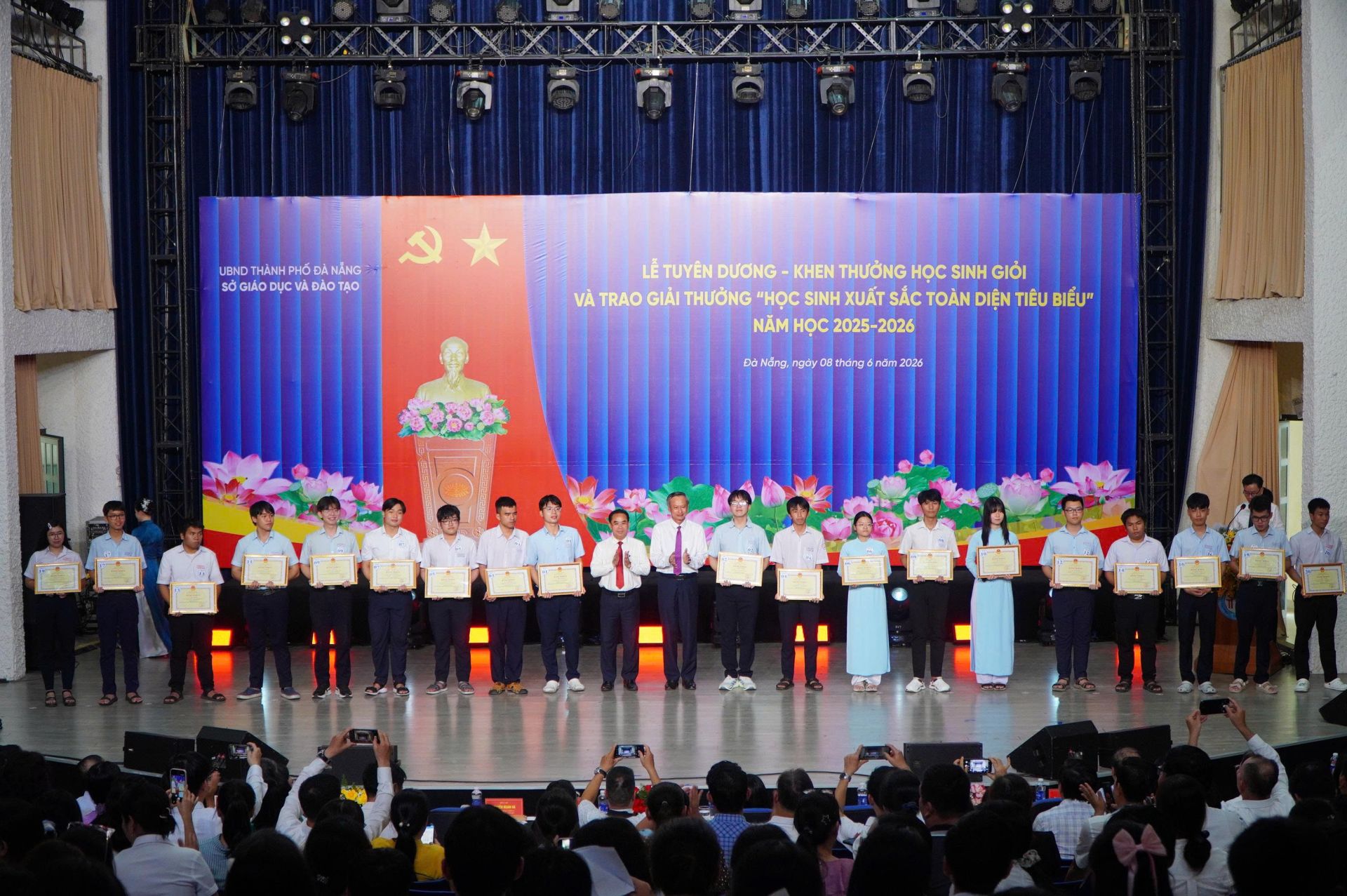 Tuy&ecirc;n dương các em học sinh có thành tích học t&acirc;̣p xu&acirc;́t sắc.