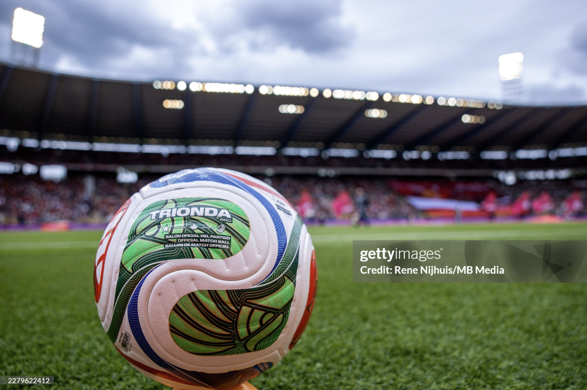 Tr&aacute;i b&oacute;ng World Cup 2026 TRIONDA c&ograve;n sở hữu thiết kế kh&iacute; động học ho&agrave;n to&agrave;n mới.