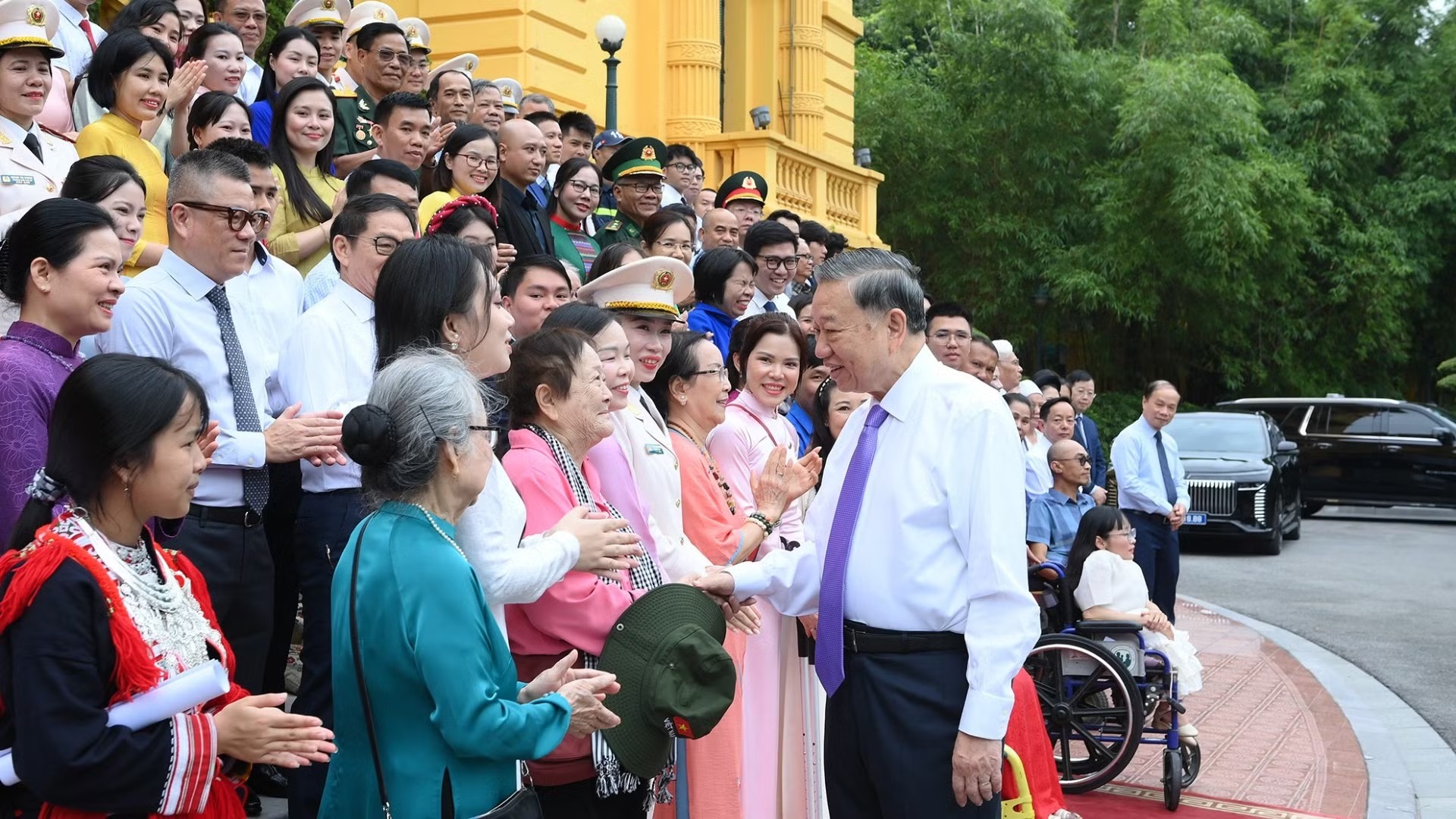Tổng Bí thư, Chủ tịch nước Tô Lâm gặp mặt 100 đại biểu trong chương trình "Việc tử tế"