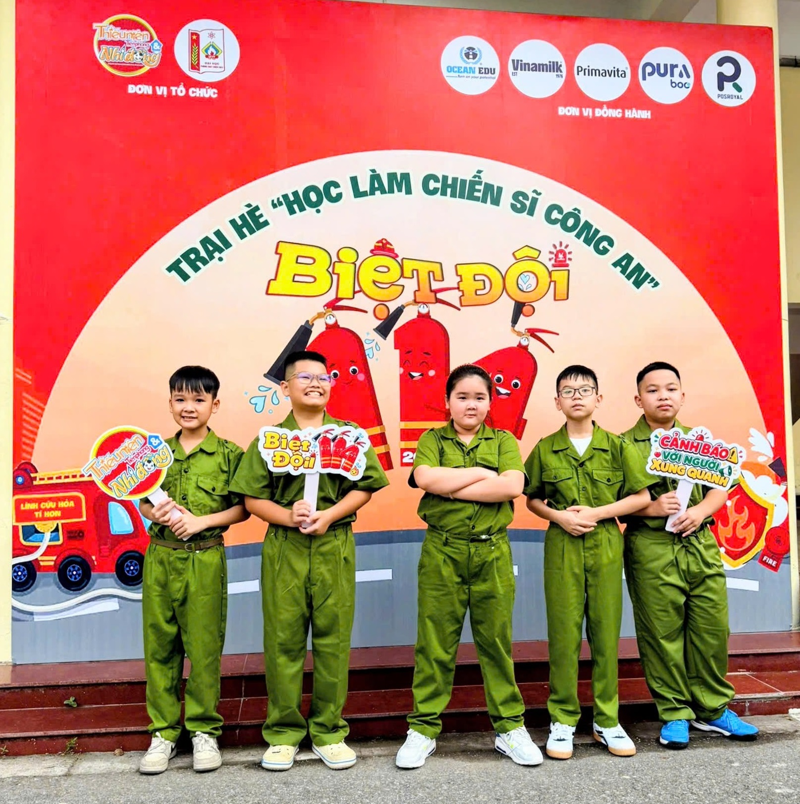 C&aacute;c &ldquo;chiến sĩ nh&iacute;&rdquo; tự tin tạo d&aacute;ng tại kh&ocirc;ng gian chương tr&igrave;nh Trại h&egrave; &ldquo;Học l&agrave;m Chiến sĩ C&ocirc;ng an - Biệt đội 114&rdquo; năm 2026.