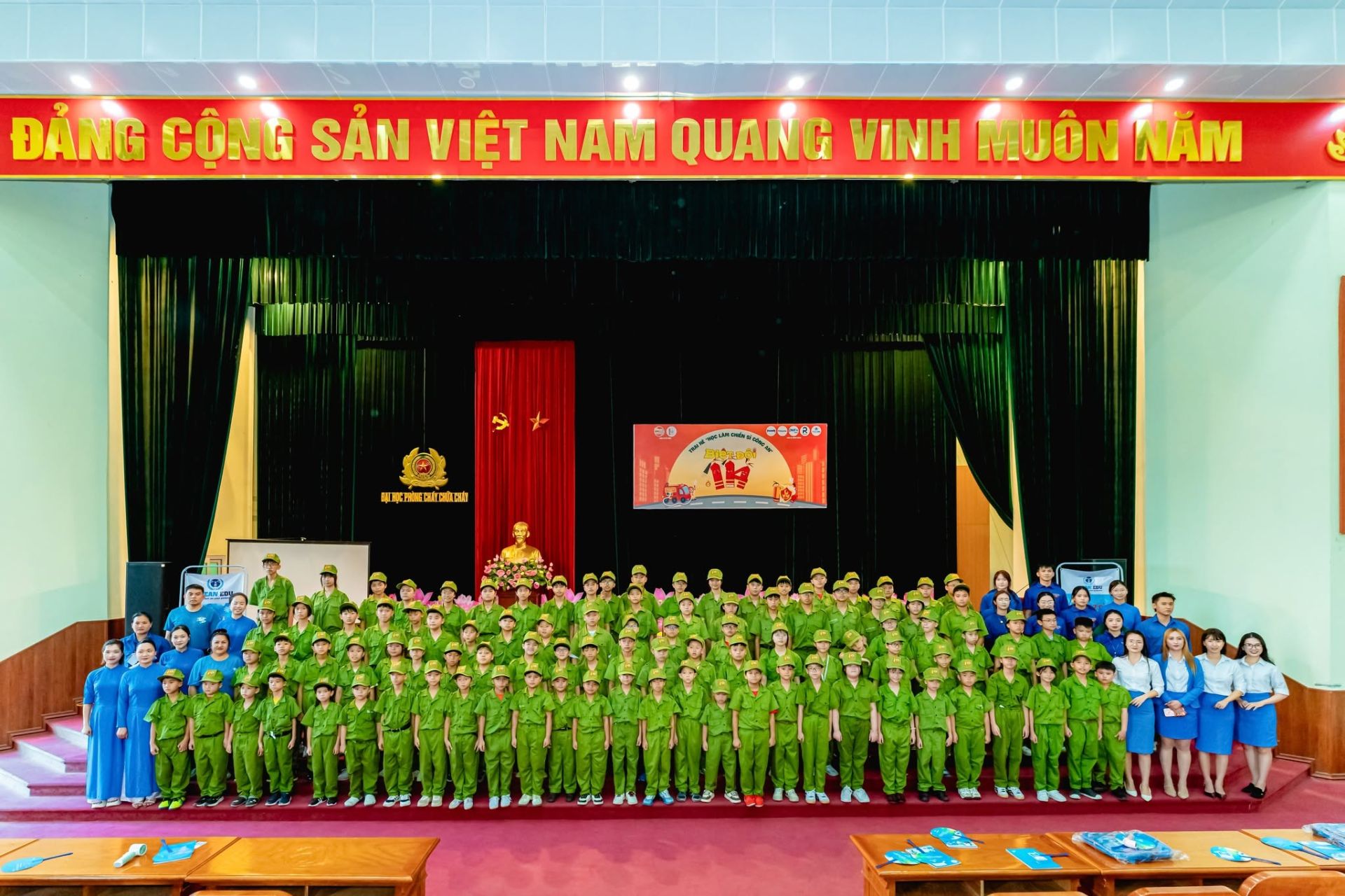 Lễ khai mạc kh&oacute;a học với sự tham gia của đ&ocirc;ng đảo học vi&ecirc;n, phụ huynh v&agrave; c&aacute;c đơn vị đồng h&agrave;nh.