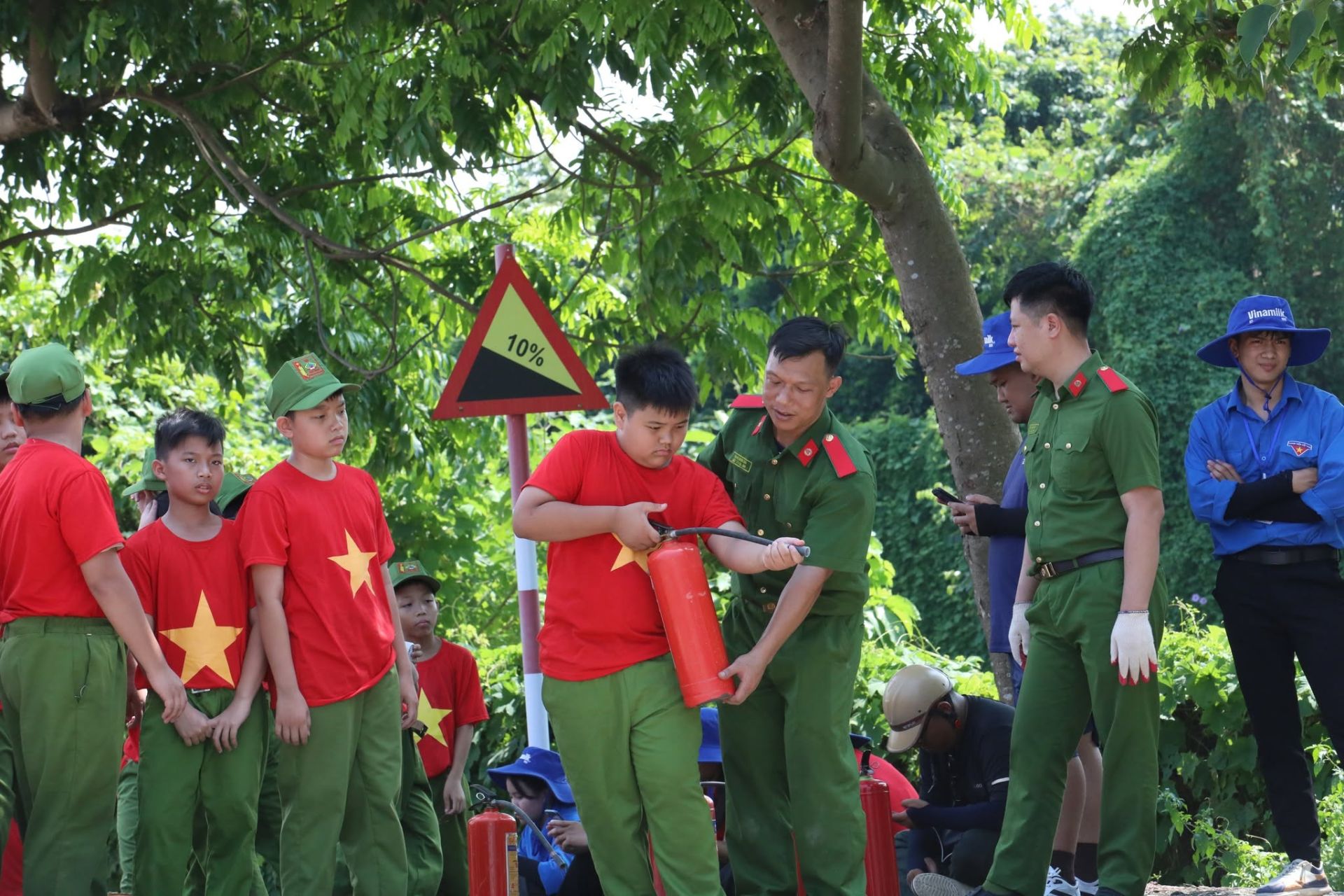 Học vi&ecirc;n được c&aacute;n bộ, giảng vi&ecirc;n Trường Đại học Ph&ograve;ng ch&aacute;y chữa ch&aacute;y hướng dẫn thực h&agrave;nh sử dụng b&igrave;nh chữa ch&aacute;y.
