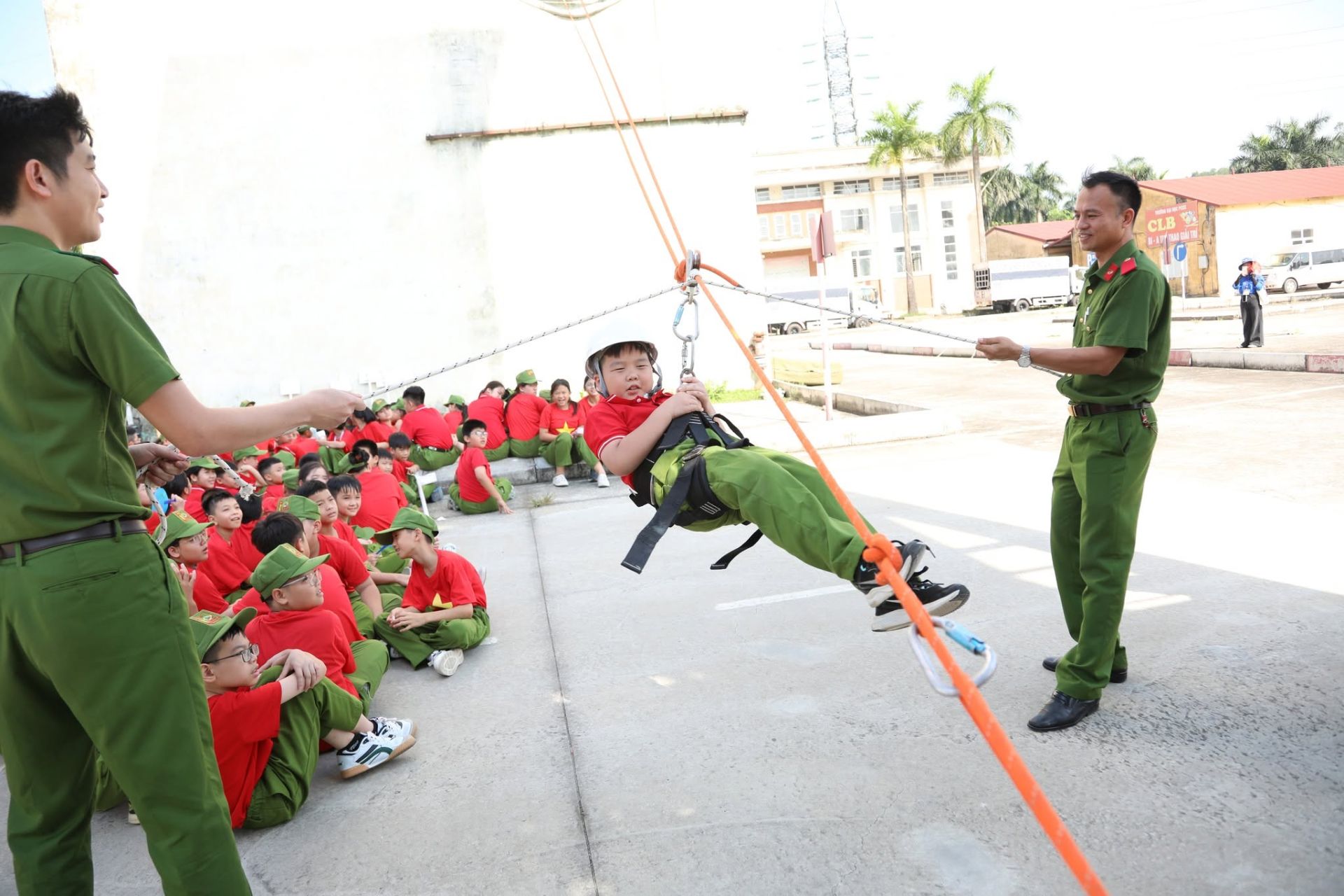 Trải nghiệm kỹ năng cứu nạn, cứu hộ gi&uacute;p c&aacute;c bạn nhỏ n&acirc;ng cao sự tự tin v&agrave; khả năng ứng ph&oacute; trong t&igrave;nh huống khẩn cấp.