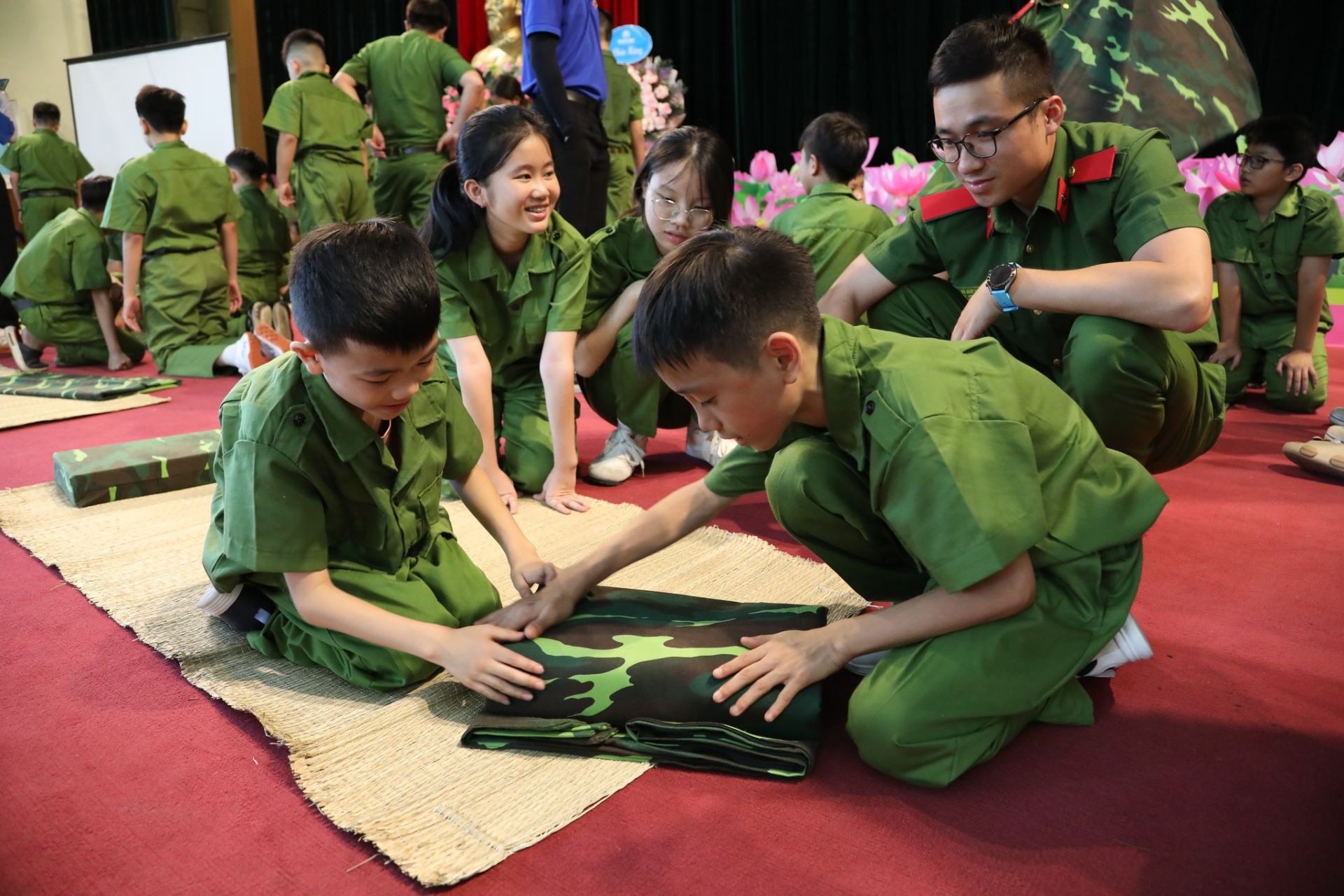 C&aacute;c c&aacute;n bộ, chiến sĩ tận t&igrave;nh hướng dẫn học vi&ecirc;n những kỹ năng sinh hoạt v&agrave; gấp xếp nội vụ trong m&ocirc;i trường tập thể.