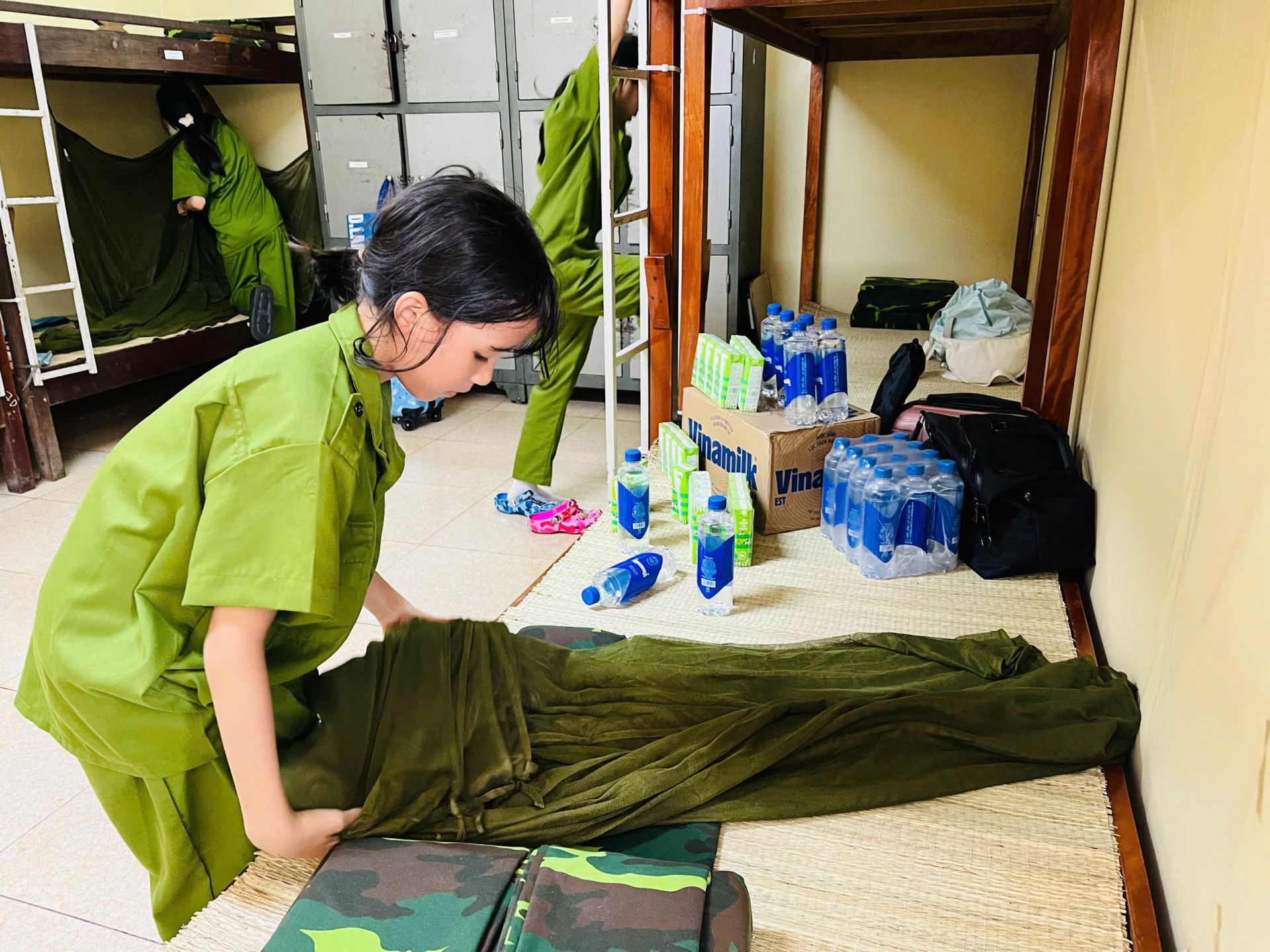 Học vi&ecirc;n tự tay sắp xếp chăn m&agrave;n, r&egrave;n luyện t&iacute;nh ngăn nắp v&agrave; tinh thần tự lập trong sinh hoạt hằng ng&agrave;y.