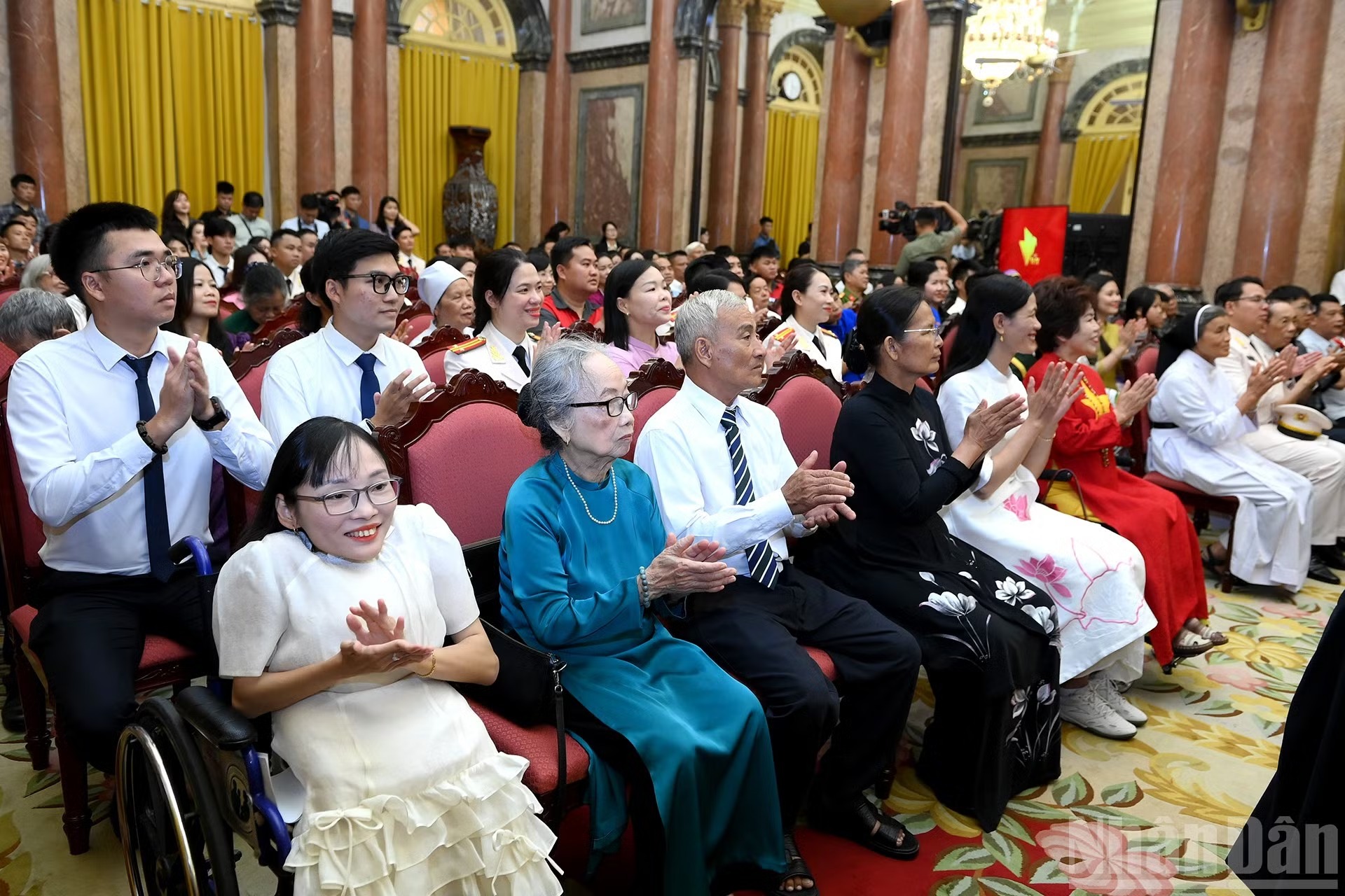 Các đại bi&ecirc;̉u tham dự chương trình gặp mặt.