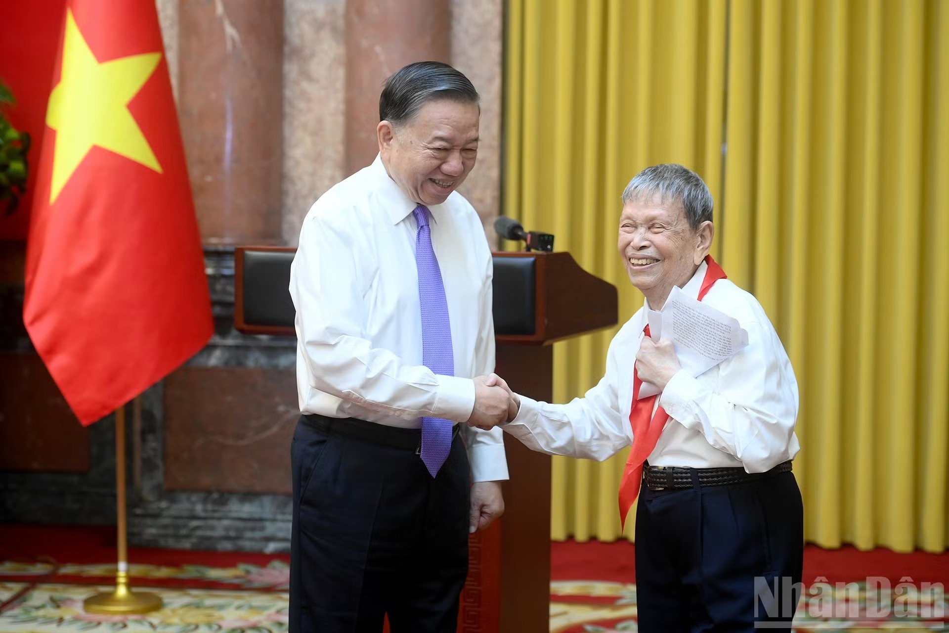 Tổng B&iacute; thư, Chủ tịch nước T&ocirc; L&acirc;m với Thầy gi&aacute;o Nh&acirc;n d&acirc;n, Anh h&ugrave;ng Lao động Nguyễn Đức Th&igrave;n &ndash; người khởi xướng phong tr&agrave;o &ldquo;Ngh&igrave;n việc tốt&rdquo; từ năm 1963, từng vinh dự được gặp B&aacute;c Hồ. Ảnh: Báo Nh&acirc;n D&acirc;n.