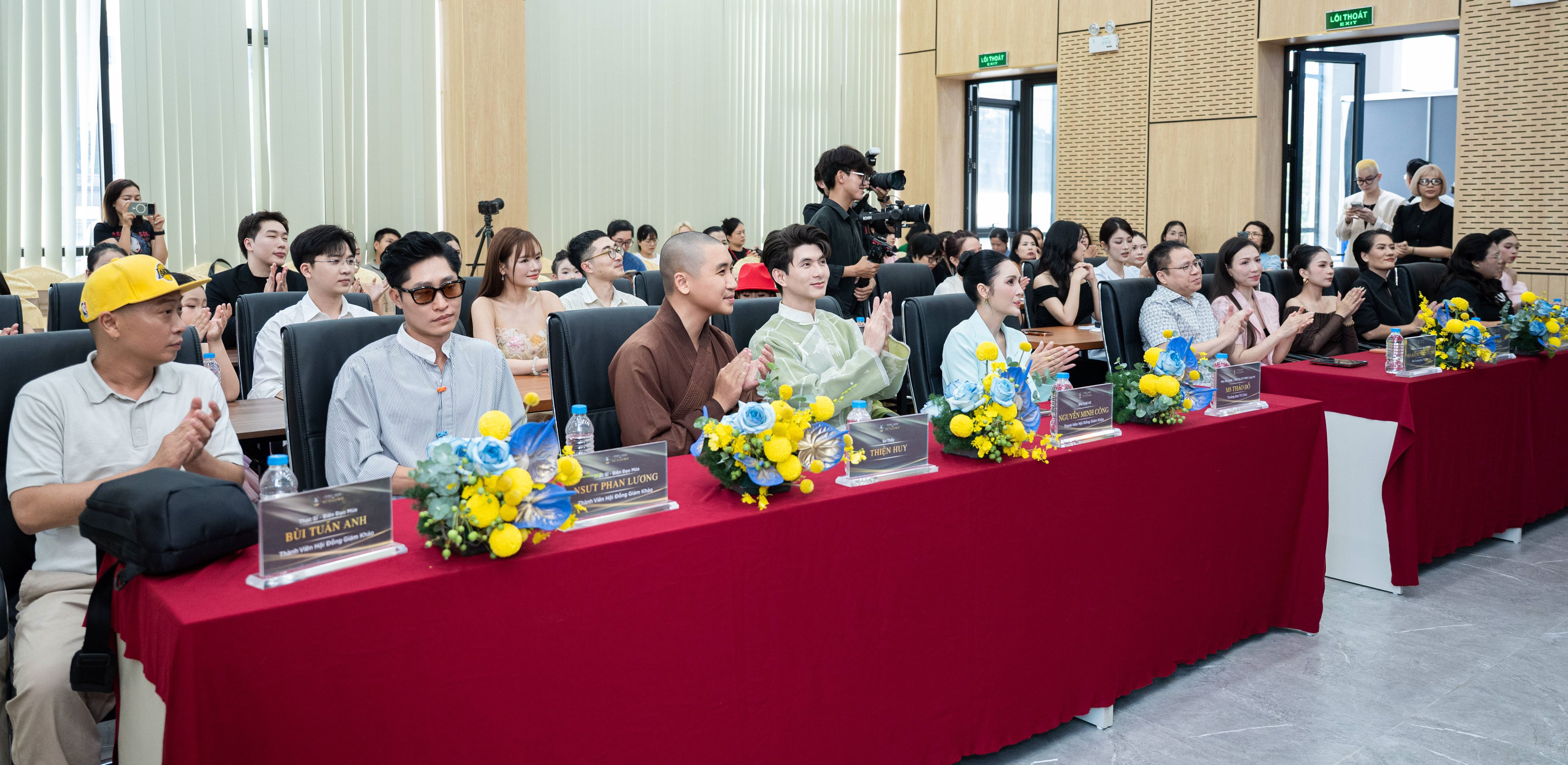&ldquo;Tinh hoa Vũ đạo nh&iacute; 2026&rdquo; quy tụ đội ngũ Ban Gi&aacute;m khảo v&agrave; Ban cố vấn chuy&ecirc;n m&ocirc;n gi&agrave;u kinh nghiệm.