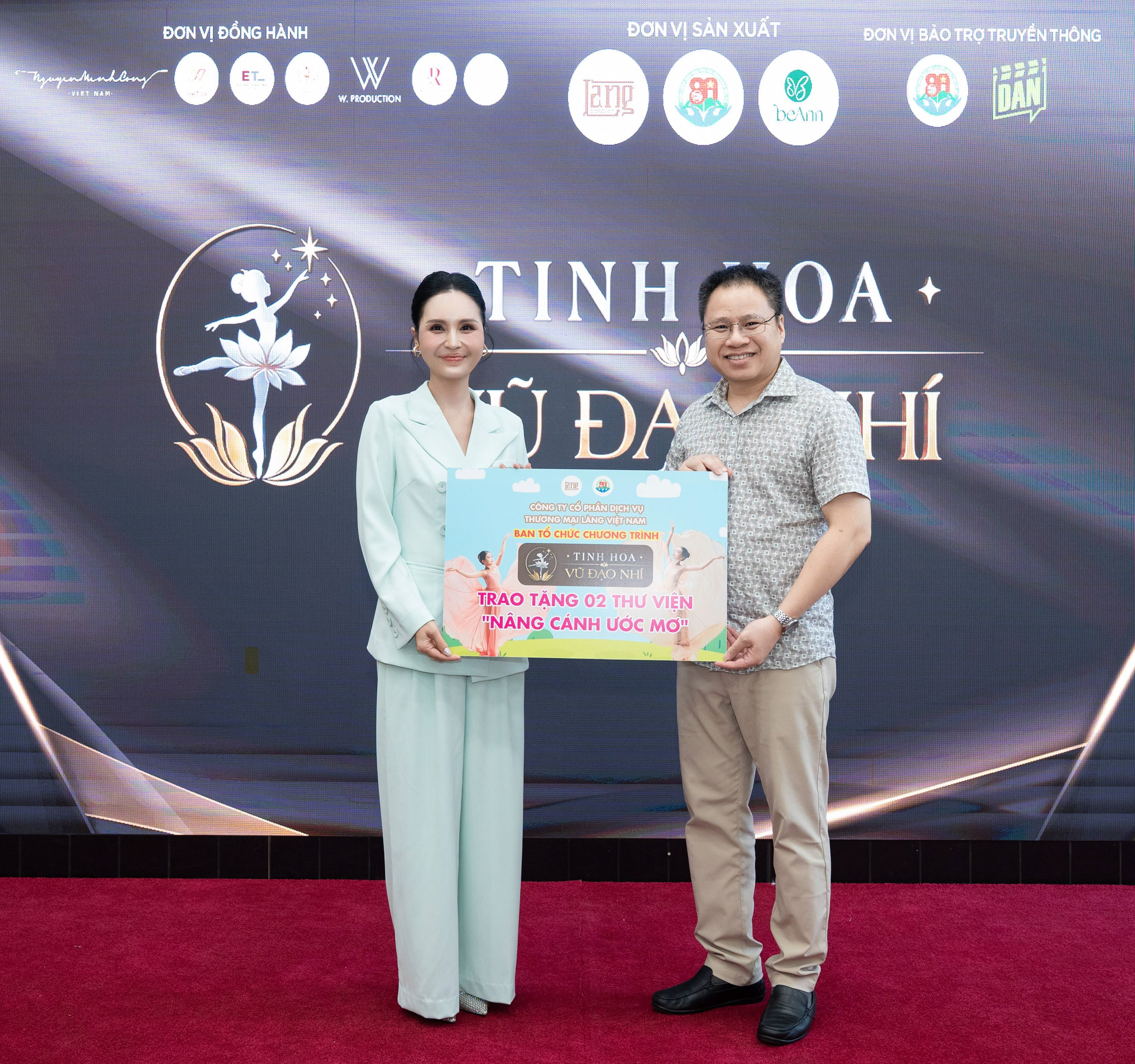 Nh&agrave; sản xuất Đỗ Thu Thảo - Trưởng Ban Tổ chức chương tr&igrave;nh &ldquo;Tinh hoa Vũ đạo nh&iacute; 2026&rdquo; trao tặng 2 Thư viện &ldquo;N&acirc;ng c&aacute;nh ước mơ&rdquo; tại lễ c&ocirc;ng bố cuộc thi.