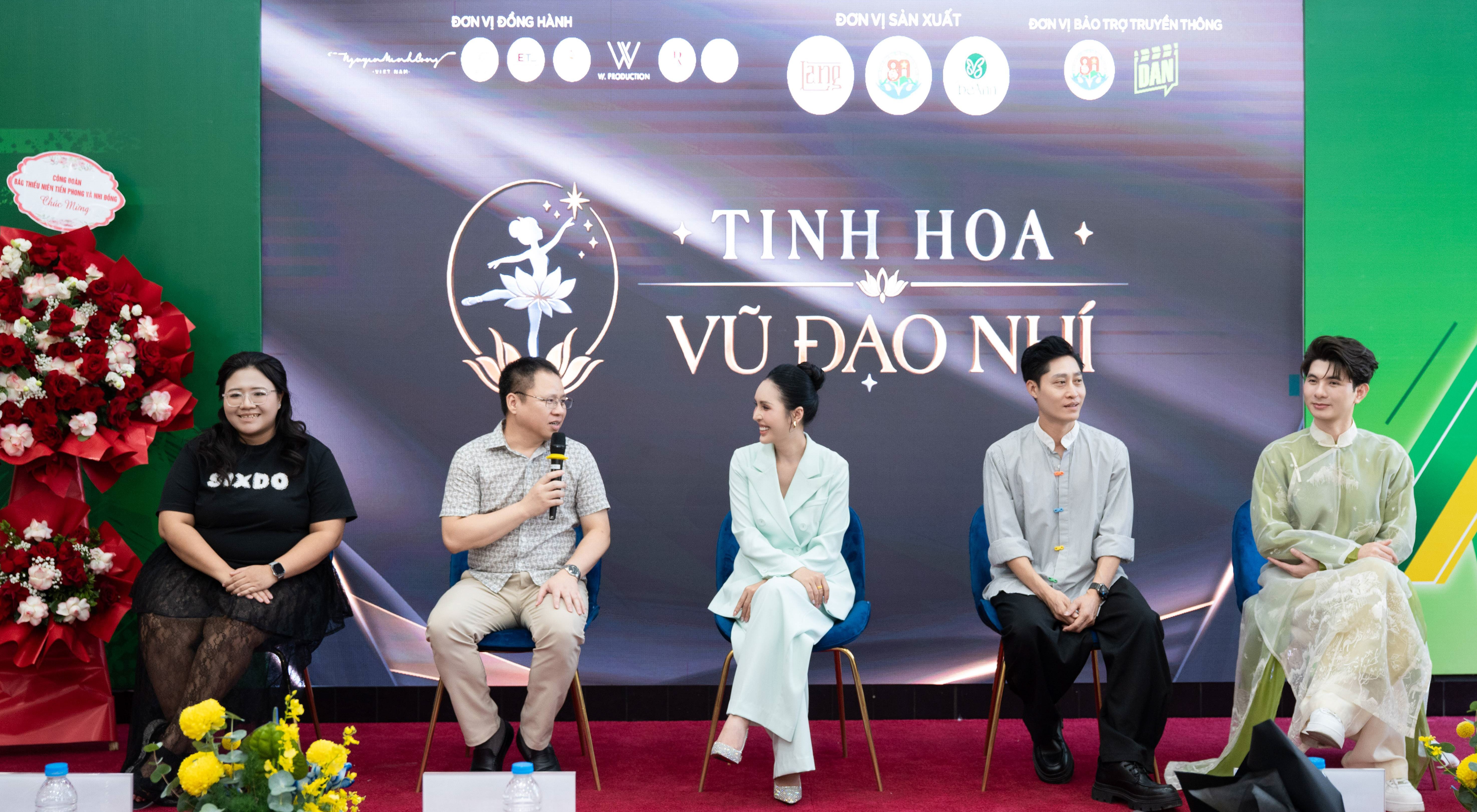 Ban Tổ chức giao lưu, chia sẻ th&ocirc;ng tin về cuộc thi.