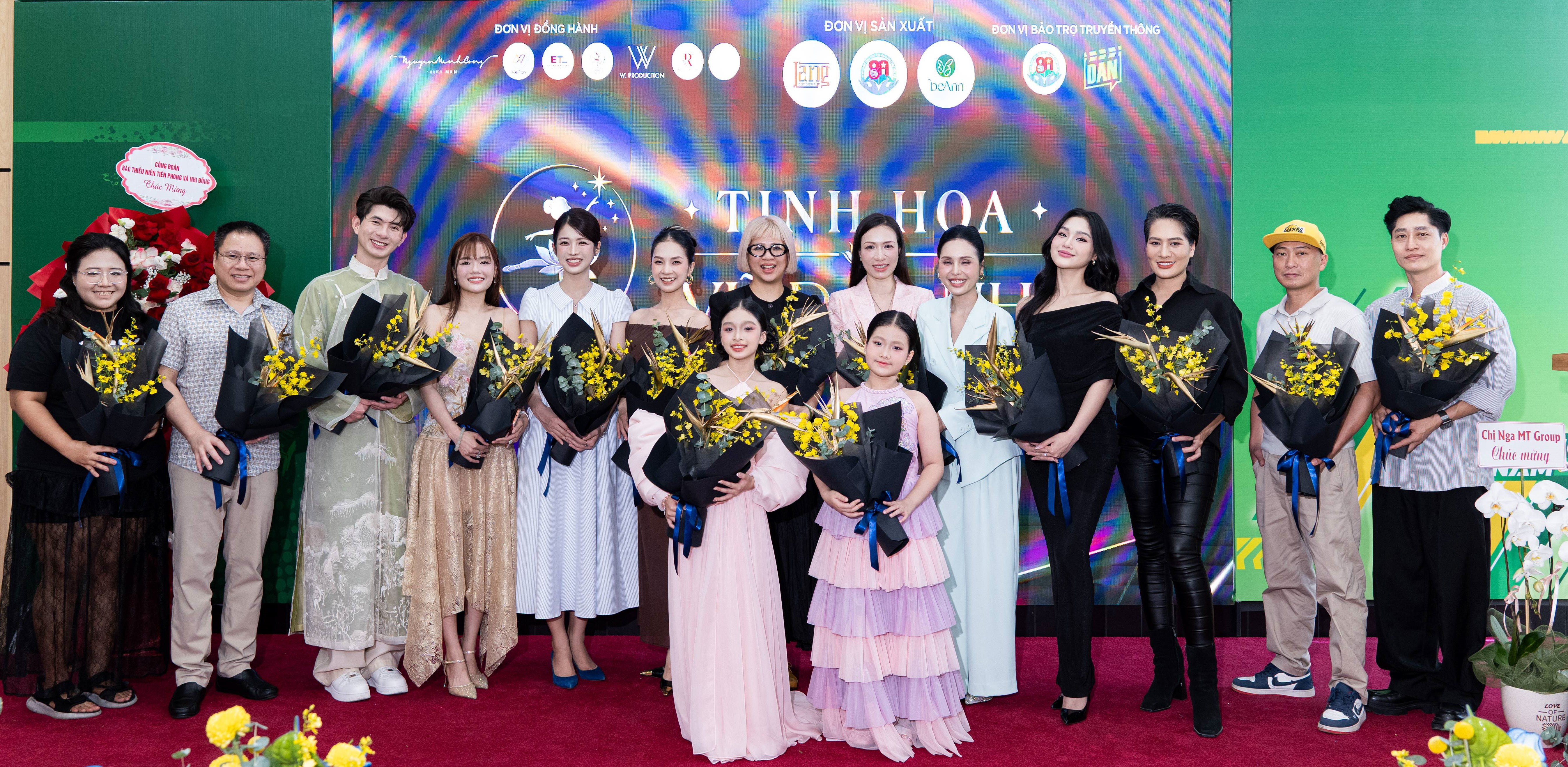 Ban Gi&aacute;m khảo, Ban Tổ chức v&agrave; c&aacute;c kh&aacute;ch mời chụp ảnh lưu niệm tại lễ c&ocirc;ng bố chương tr&igrave;nh.