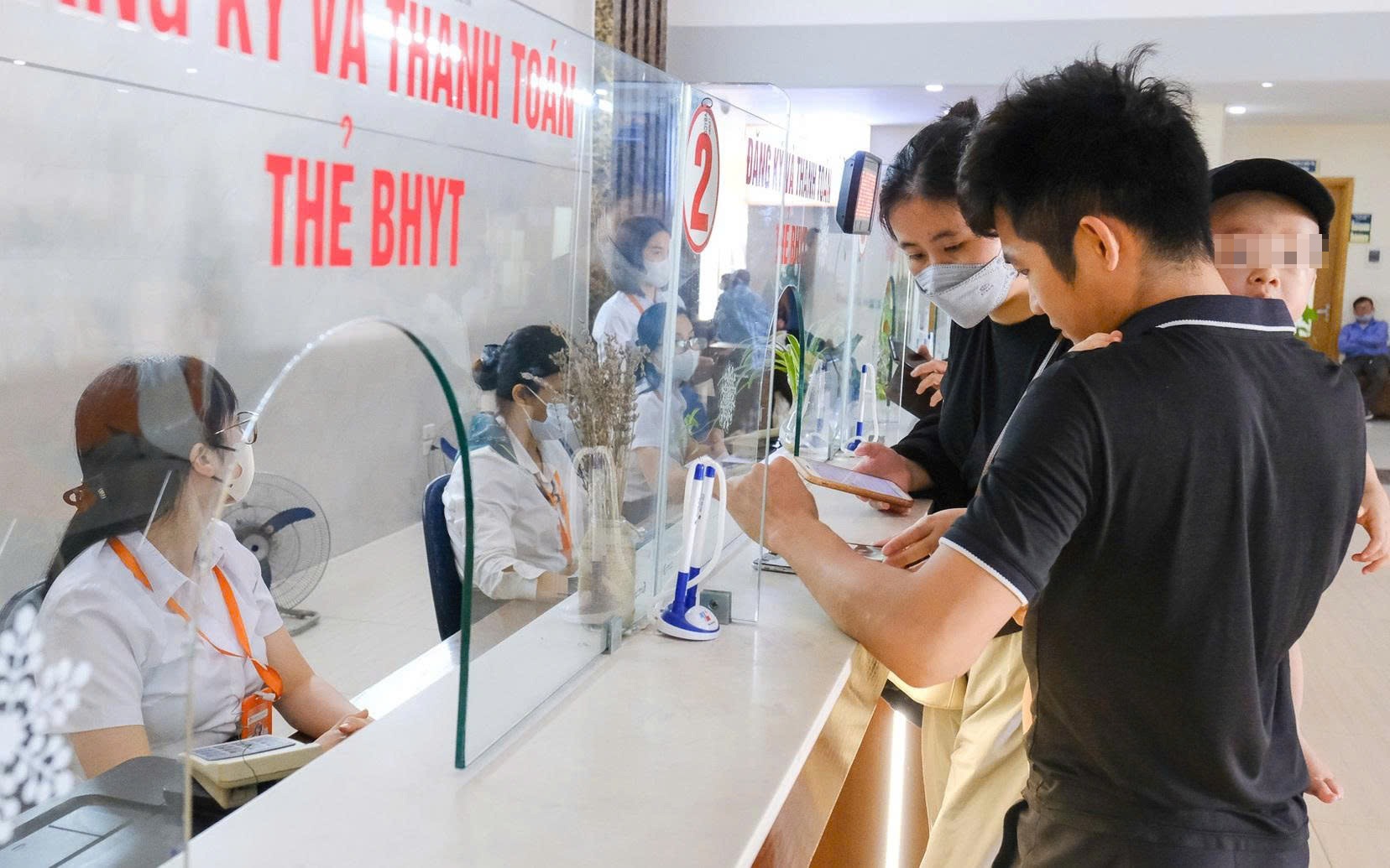 Người d&acirc;n sẽ được nhi&ecirc;̀u lợi ích khi chính sách mới v&ecirc;̀ BHYT được áp dụng từ 1/7.