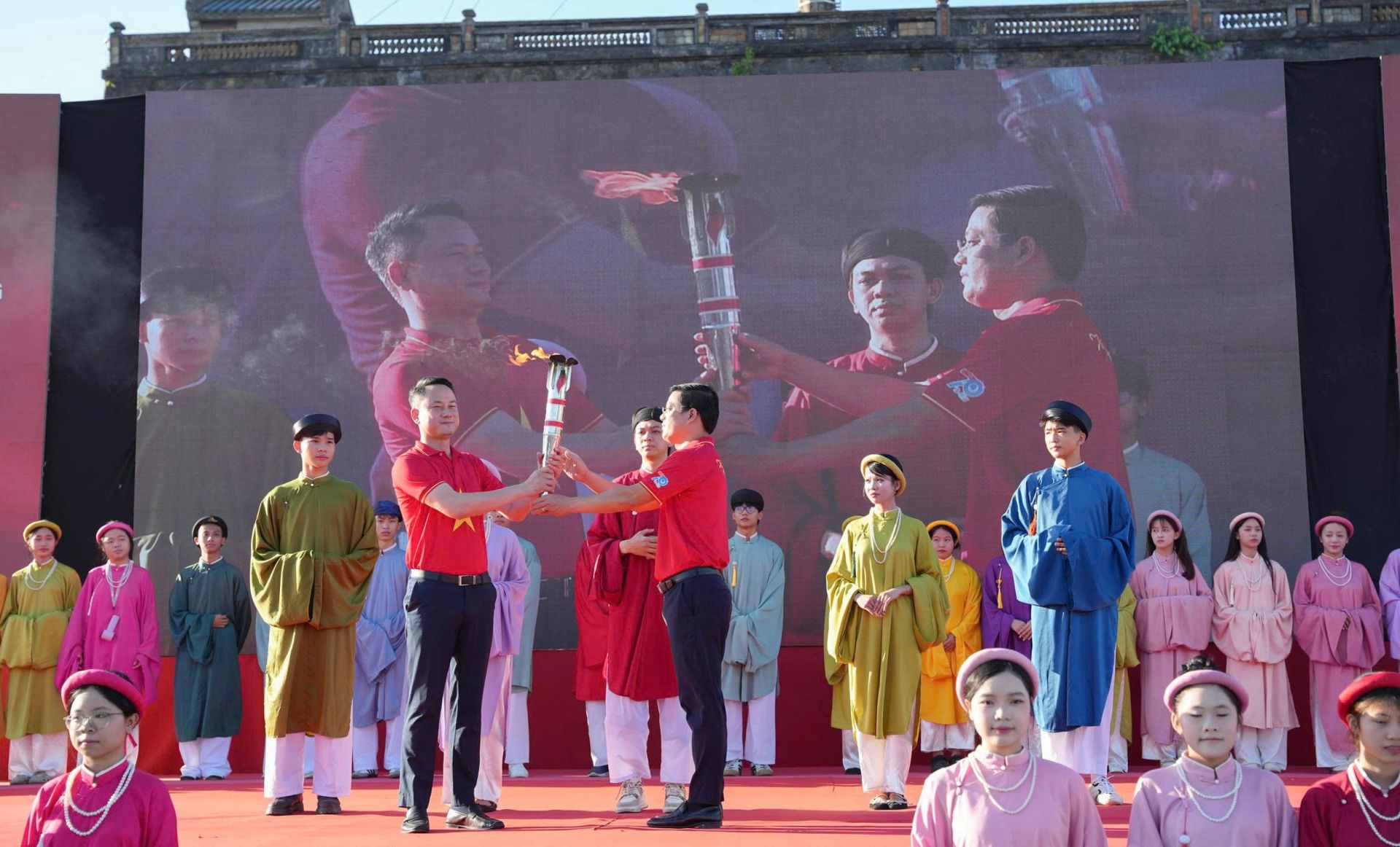 Anh Nguyễn Kim Quy, Ph&oacute; chủ tịch Thường trực T.Ư Hội Li&ecirc;n hiệp thanh ni&ecirc;n Việt Nam trao ngọn đuốc của H&agrave;nh tr&igrave;nh 