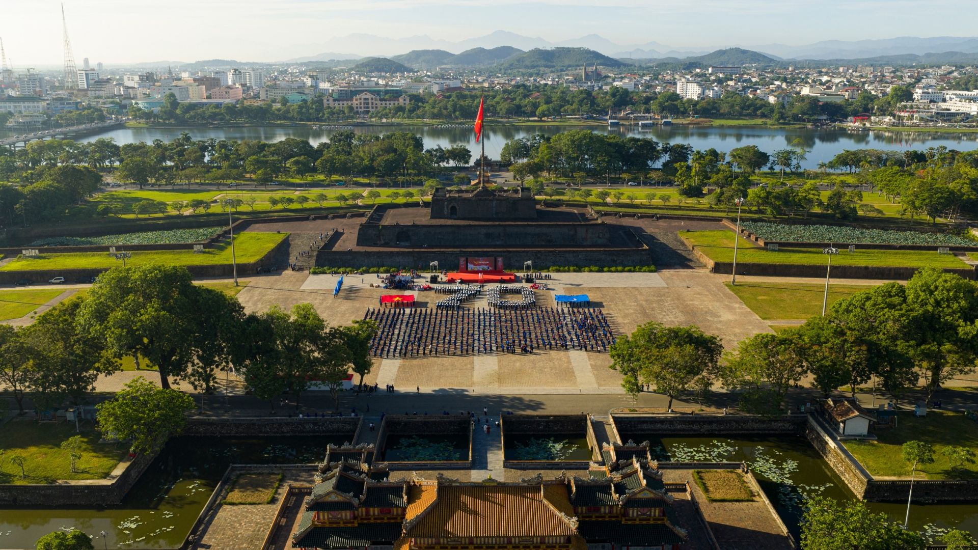 Thanh ni&ecirc;n TP.Huế tạo n&ecirc;n biểu tượng ch&agrave;o mừng 70 năm Ng&agrave;y truyền thống Hội Li&ecirc;n hiệp thanh ni&ecirc;n Việt Nam.