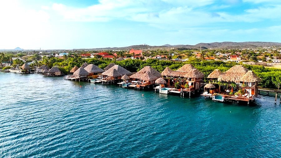 UNESCO ch&iacute;nh thức ph&ecirc; duyệt việc chỉ định Khu dự trữ sinh quyển Aruba, c&ocirc;ng nhận to&agrave;n bộ h&ograve;n đảo n&agrave;y l&agrave; một phần của Mạng lưới Khu dự trữ sinh quyển thế giới của UNESCO. Khu bảo tồn c&oacute; diện t&iacute;ch khoảng 19.300ha v&agrave; bao gồm V&ugrave;ng Kinh tế Đặc quyền (EEZ) rộng gần 3.000.000ha, l&agrave; nơi sinh sống của khoảng 108.000 cư d&acirc;n.