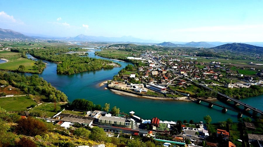 Nằm dọc bi&ecirc;n giới giữa Albania v&agrave; Montenegro, Khu dự trữ sinh quyển hồ Shkod&euml;r bao gồm một trong những cảnh quan c&oacute; &yacute; nghĩa sinh th&aacute;i v&agrave; văn h&oacute;a quan trọng nhất ở Đ&ocirc;ng Nam ch&acirc;u &Acirc;u.