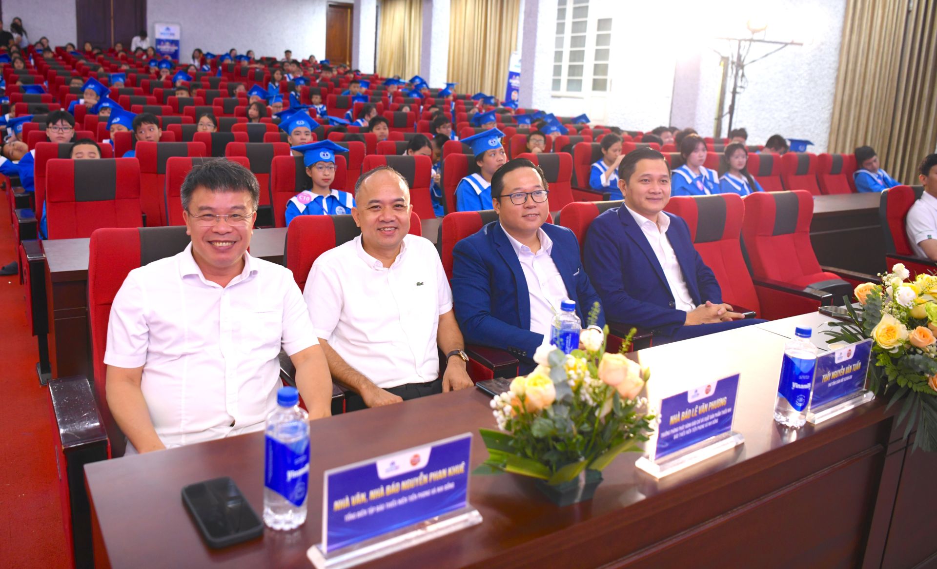 C&aacute;c đại biểu tham dự v&ograve;ng chung kết.