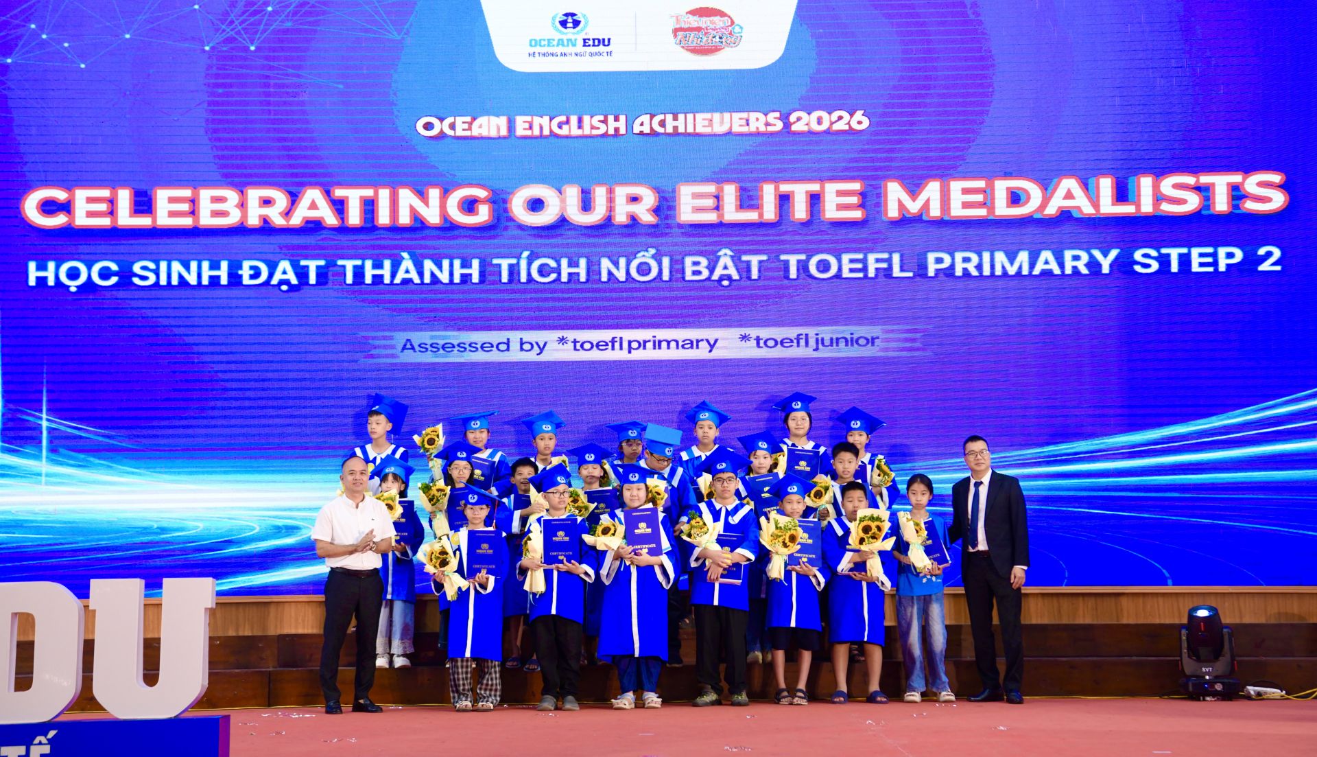 Ban Tổ chức vinh danh những th&iacute; sinh xuất sắc.