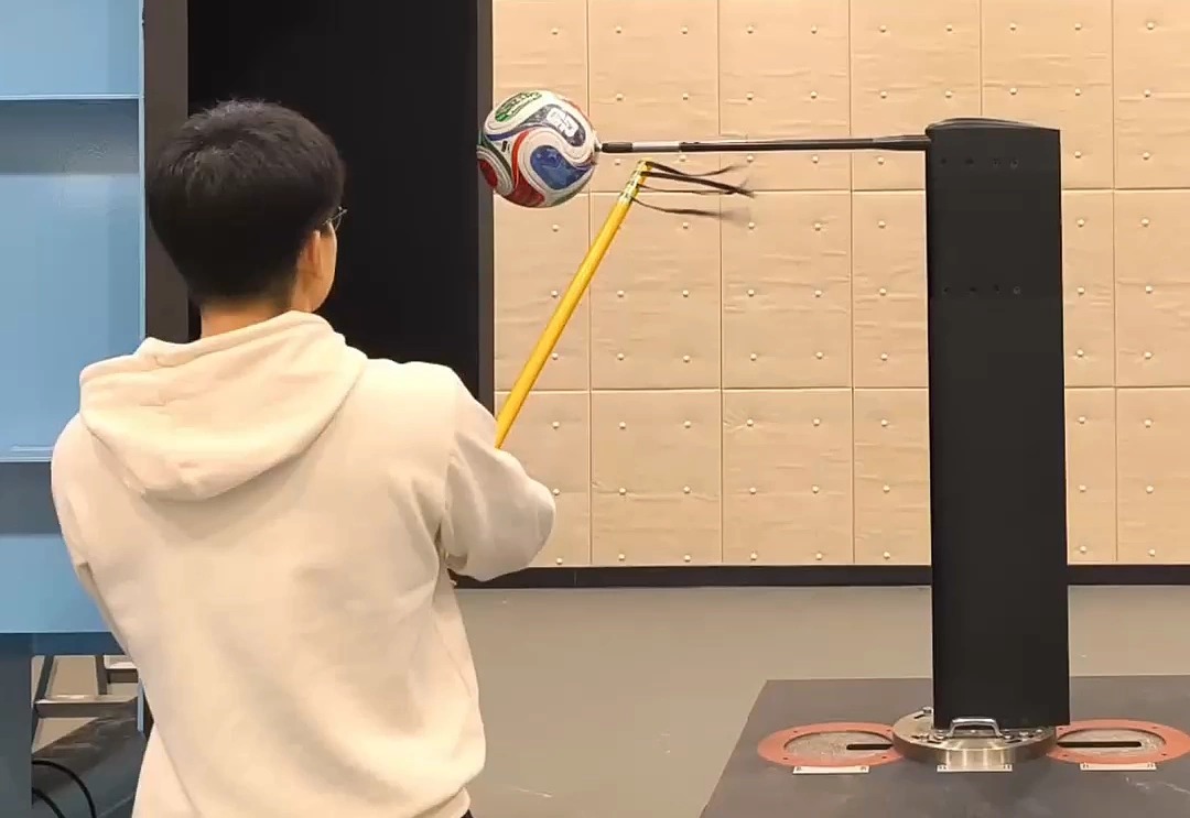 Nh&oacute;m nghi&ecirc;n cứu kiểm tra kh&iacute; động học của quả b&oacute;ng Trionda.
