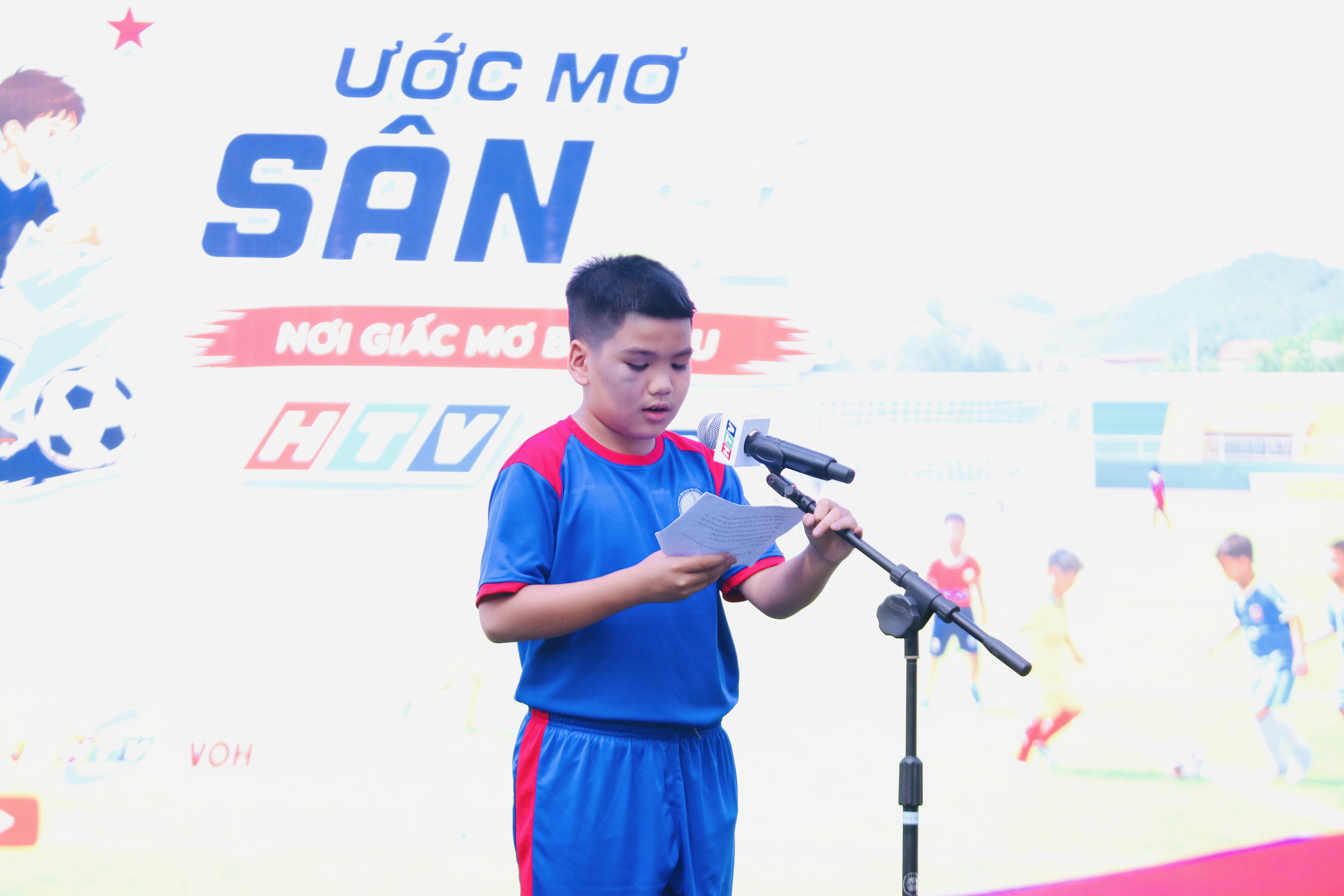 Em Đặng Quốc B&igrave;nh, cầu thủ đội U11 phường B&igrave;nh Thạnh, đại diện c&aacute;c vận động vi&ecirc;n tuy&ecirc;n thệ thi đấu trung thực, đo&agrave;n kết v&agrave; quyết t&acirc;m cống hiến hết m&igrave;nh.