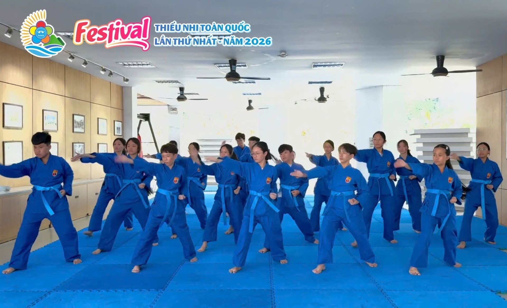 Một hoạt động đặc biệt được mong chờ l&agrave; m&agrave;n đồng diễn v&otilde; nhạc Vovinam với sự tham gia của to&agrave;n bộ đại biểu thiếu nhi dự Festival c&ugrave;ng thiếu nhi tỉnh L&acirc;m Đồng.