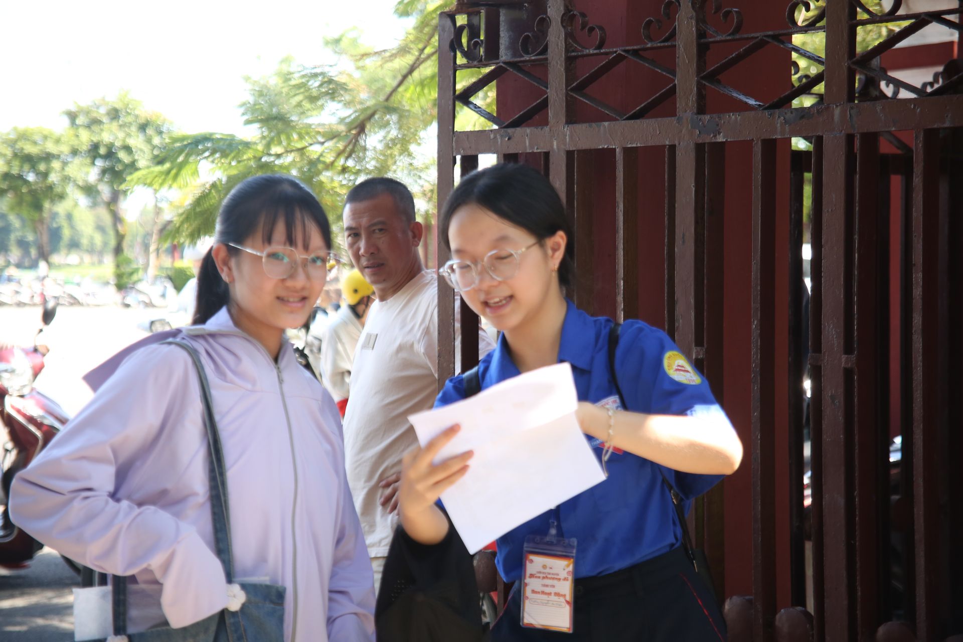 An Nhi&ecirc;n trong vai tr&ograve; t&igrave;nh nguyện vi&ecirc;n tiếp sức m&ugrave;a thi - chiến dịch t&igrave;nh nguyện Hoa phượng đỏ Quốc học Huế.