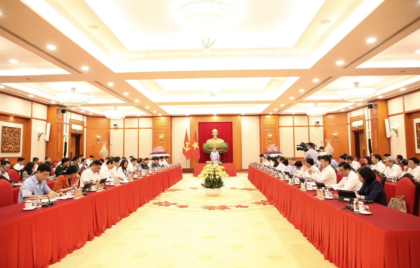 Quang cảnh buổi l&agrave;m việc.