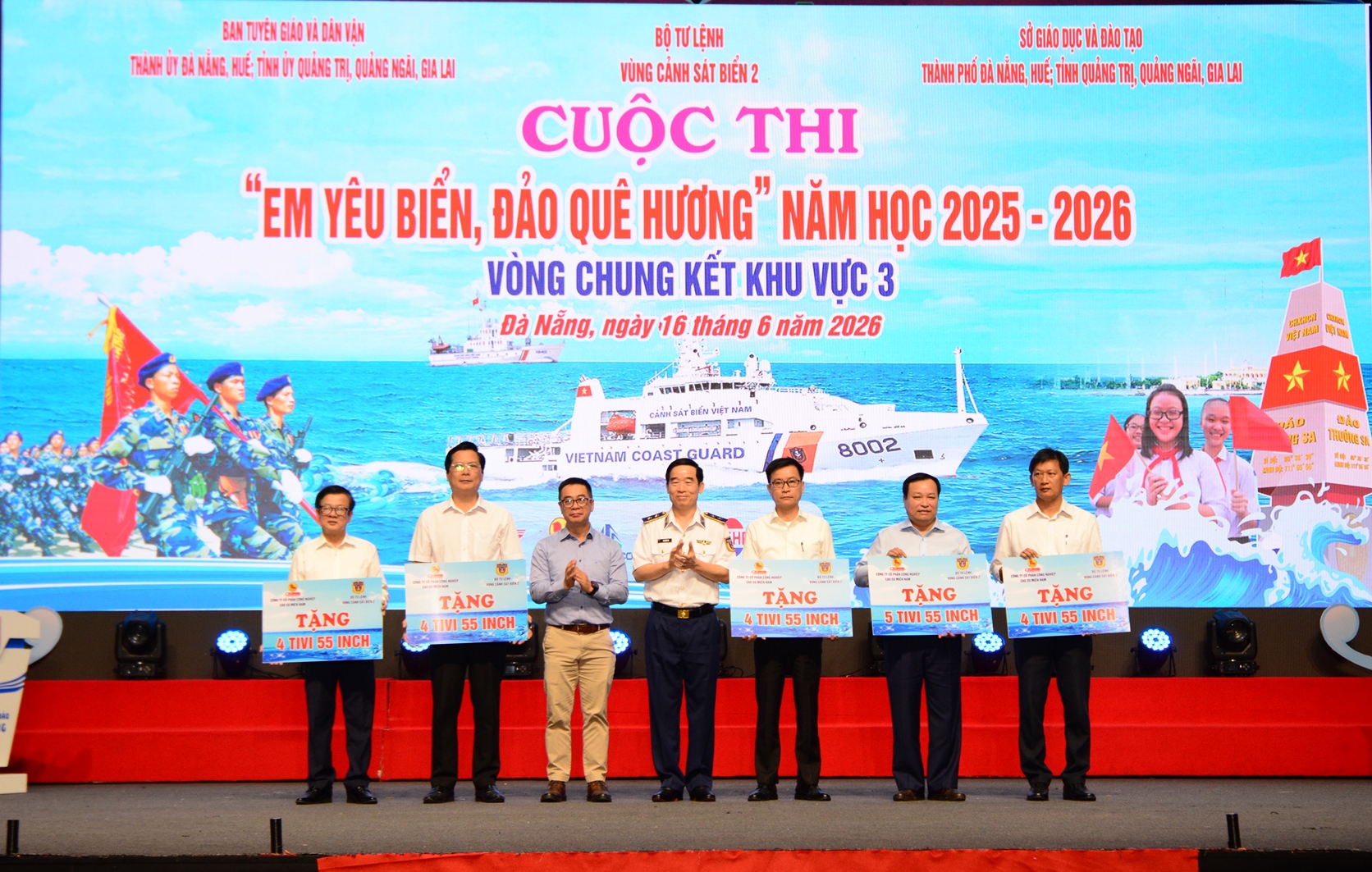 Ban Tổ chức v&agrave; c&aacute;c đơn vị đồng h&agrave;nh trao tặng 21 tivi th&ocirc;ng minh cho c&aacute;c trường THCS c&oacute; học sinh tham gia v&ograve;ng chung kết, đồng thời trao học bổng v&agrave; qu&agrave; tặng cho học sinh c&oacute; ho&agrave;n cảnh kh&oacute; khăn, vượt kh&oacute; học tốt.