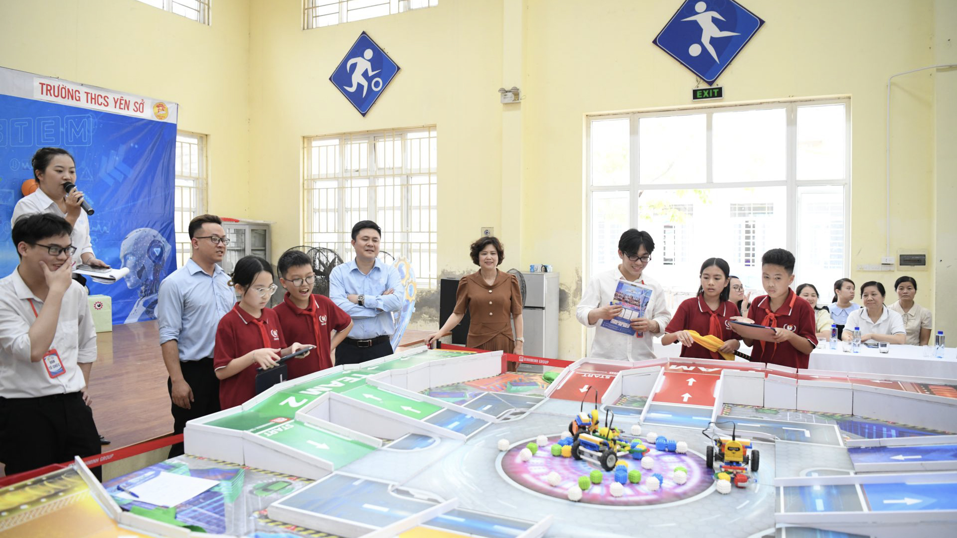 S&acirc;n chơi STEM, robotics tại trường THCS Y&ecirc;n Sở (TP. Hà N&ocirc;̣i).