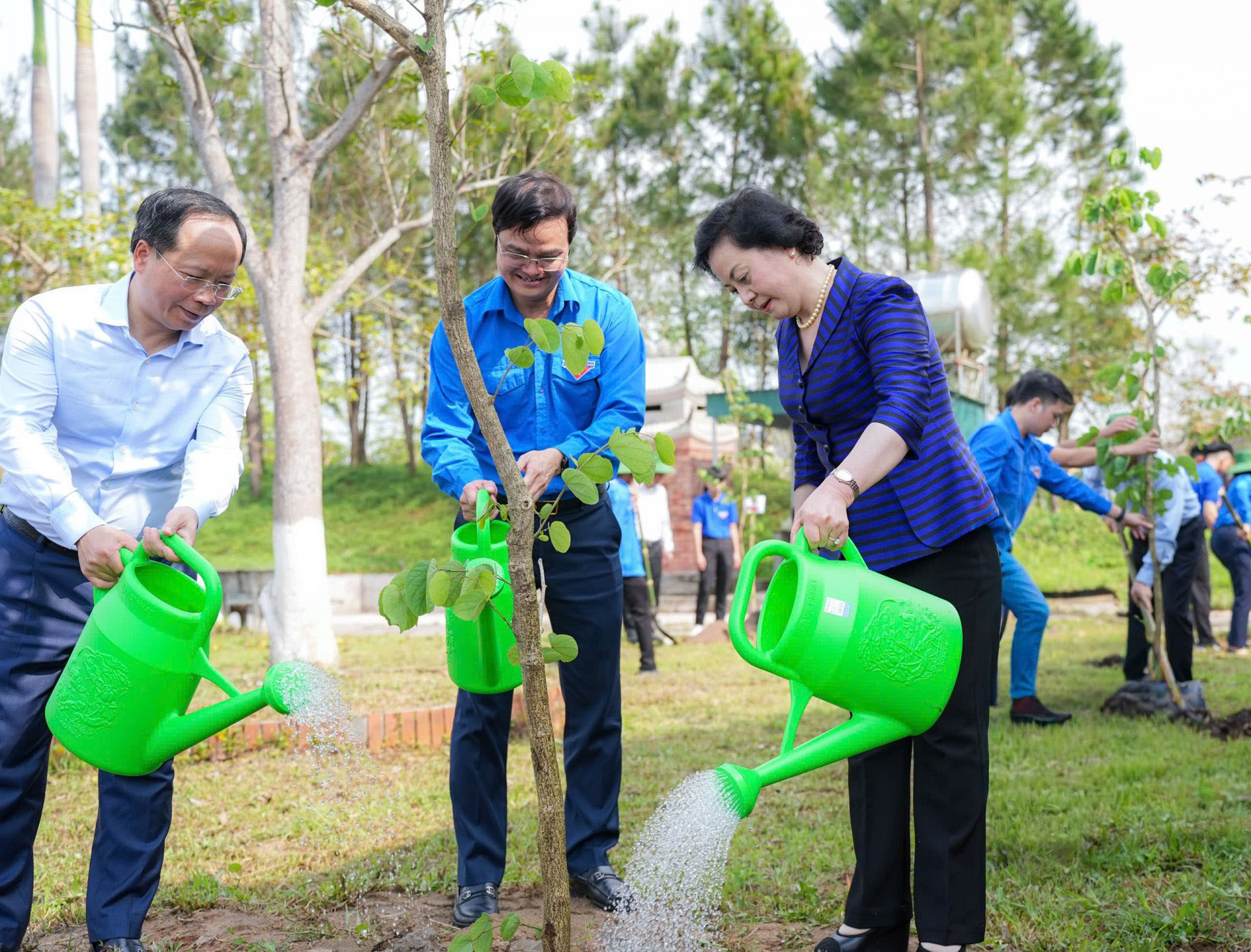 Đại diện L&atilde;nh đạo Đảng, Nh&agrave; nước, Ban B&iacute; thư Trung ương Đo&agrave;n c&ugrave;ng L&atilde;nh đạo tỉnh H&agrave; Tĩnh trồng c&acirc;y tại Khu tưởng niệm L&yacute; Tự Trọng (H&agrave; Tĩnh)