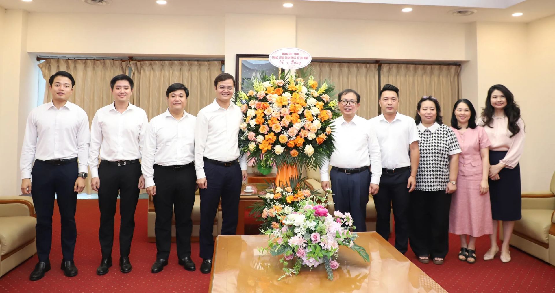 Anh B&ugrave;i Quang Huy v&agrave; đo&agrave;n c&ocirc;ng t&aacute;c T.Ư Đo&agrave;n tặng hoa ch&uacute;c mừng Th&ocirc;ng tấn x&atilde; Việt Nam.