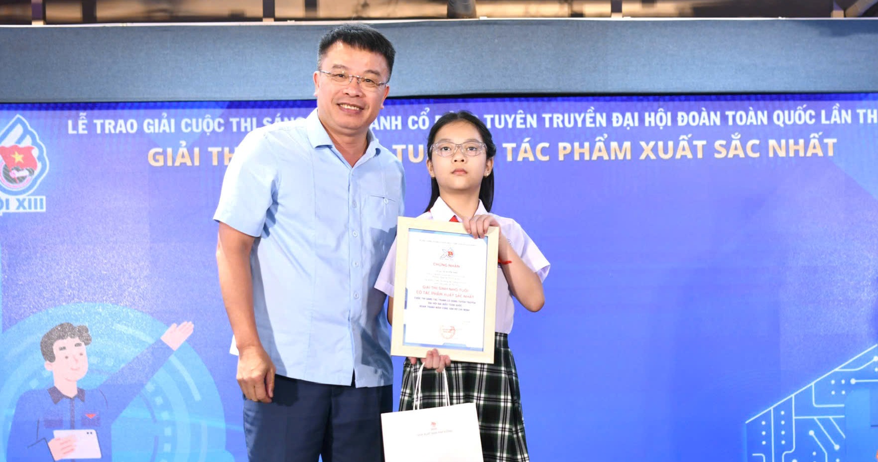 Nhà văn, nhà báo Nguy&ecirc;̃n Phan Khu&ecirc; trao giải 