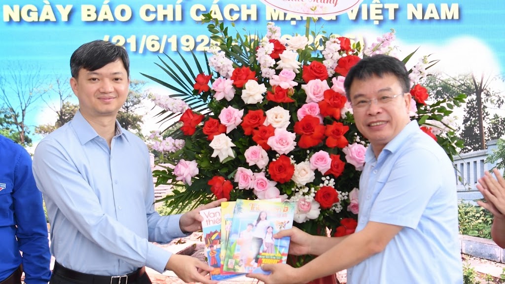 Nh&agrave; văn, nh&agrave; b&aacute;o Nguyễn Phan Khu&ecirc; gửi tặng B&iacute; thư thường trực T.Ư Đo&agrave;n Nguyễn Minh Triết c&aacute;c ấn phẩm của B&aacute;o Thiếu ni&ecirc;n Tiền phong v&agrave; Nhi đồng.