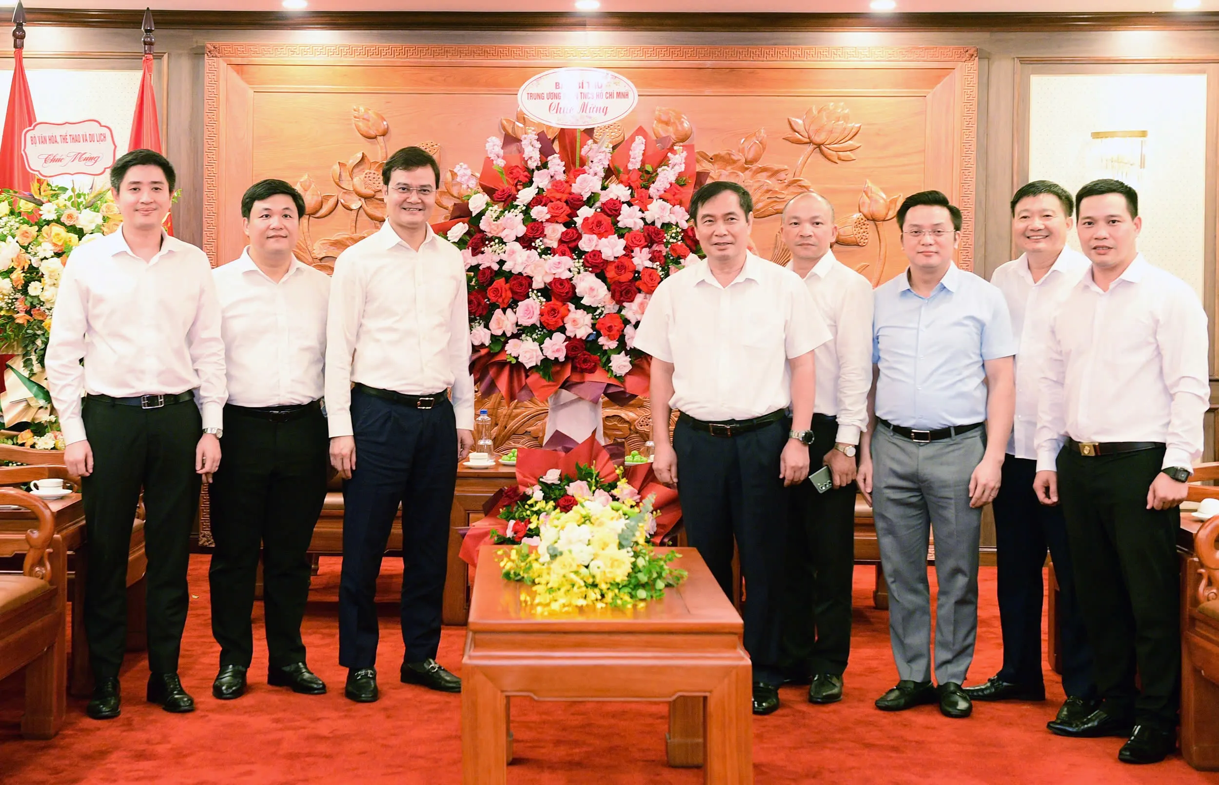 Anh B&ugrave;i Quang Huy v&agrave; đo&agrave;n c&ocirc;ng t&aacute;c T.Ư Đo&agrave;n tặng hoa ch&uacute;c mừng Ban Tuy&ecirc;n gi&aacute;o v&agrave; D&acirc;n vận T.Ư.