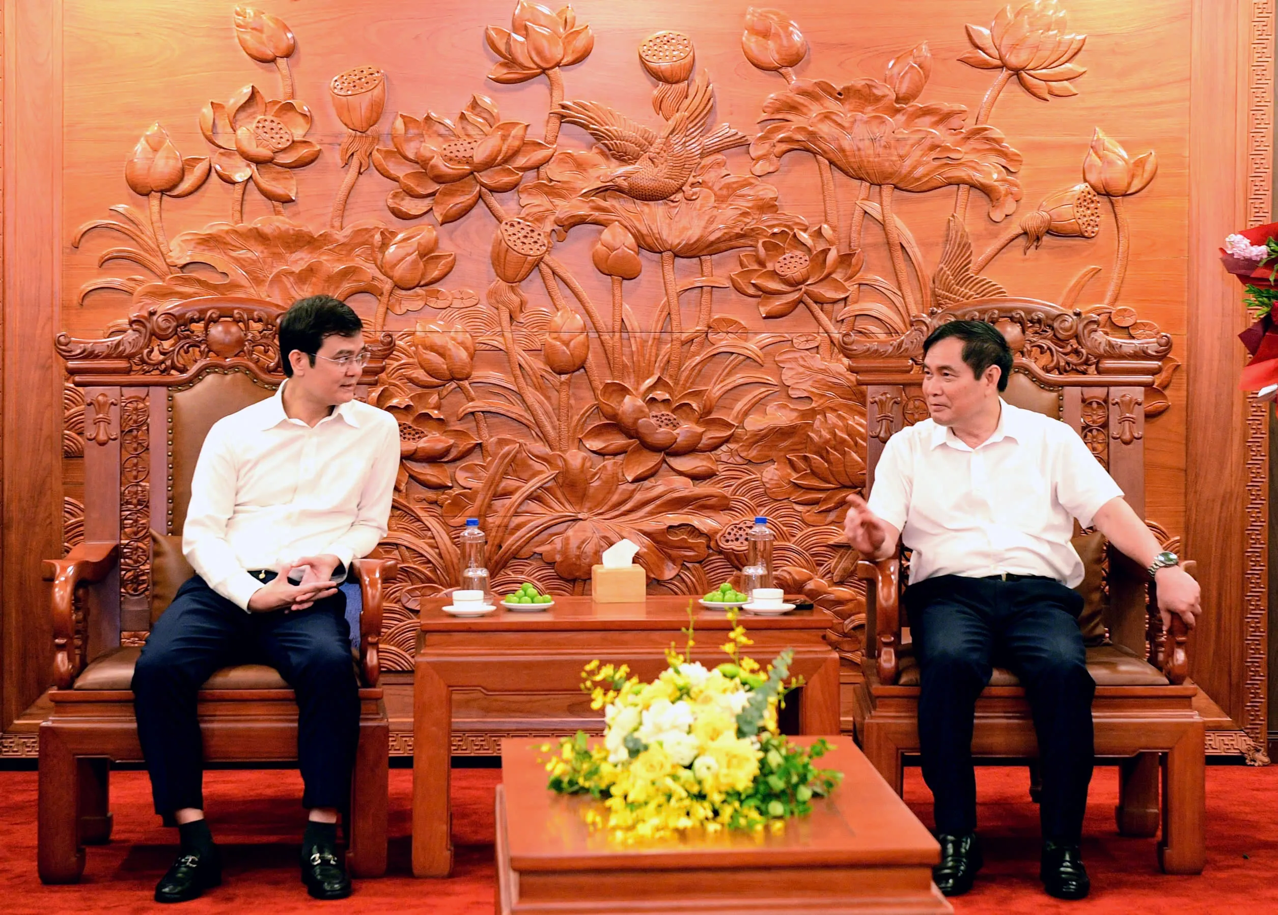 Anh B&ugrave;i Quang Huy trao đổi với &ocirc;ng Phan Xu&acirc;n Thủy tại buổi tiếp.