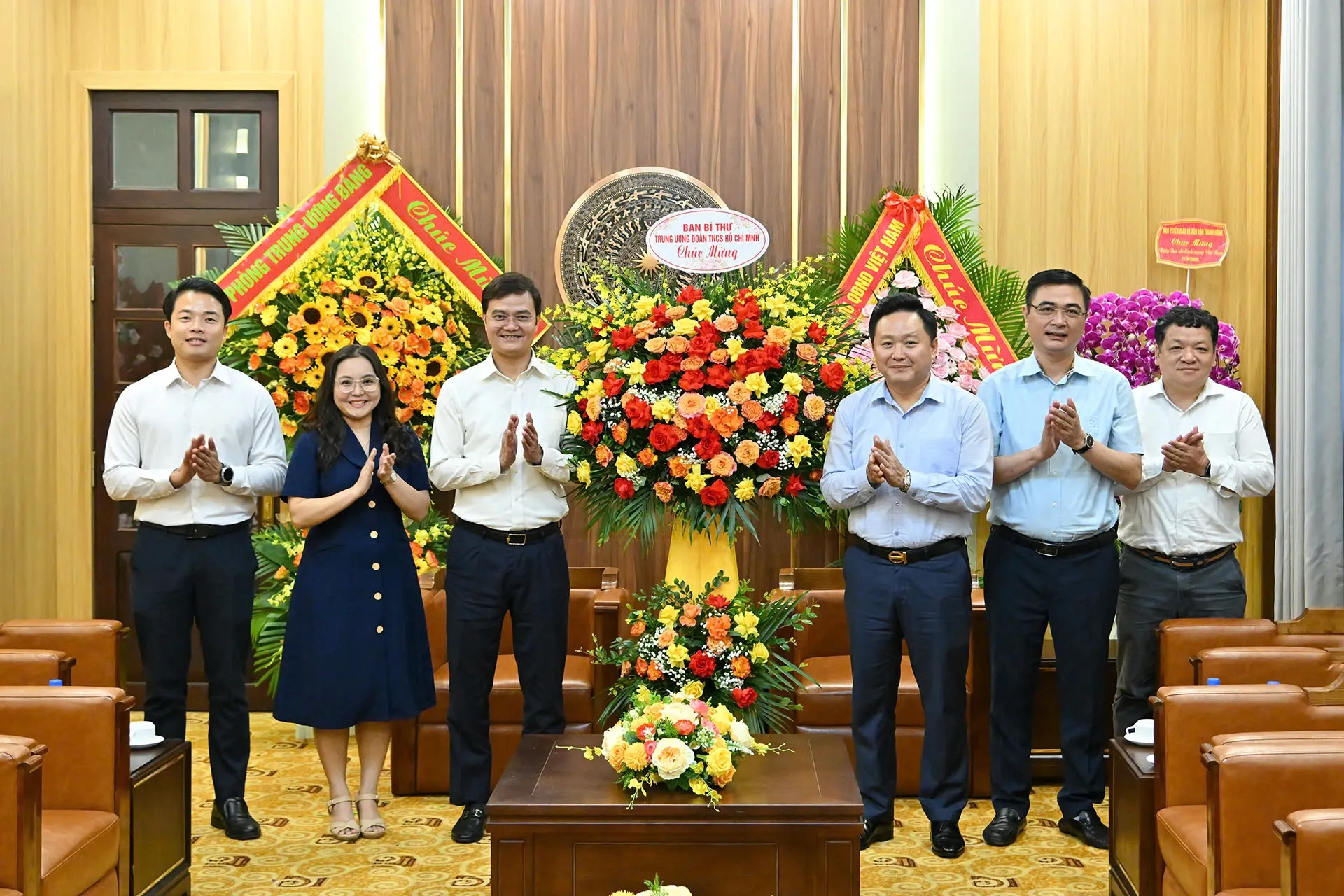 Anh B&ugrave;i Quang Huy v&agrave; đo&agrave;n c&ocirc;ng t&aacute;c T.Ư Đo&agrave;n tặng hoa ch&uacute;c mừng B&aacute;o Nh&acirc;n D&acirc;n.