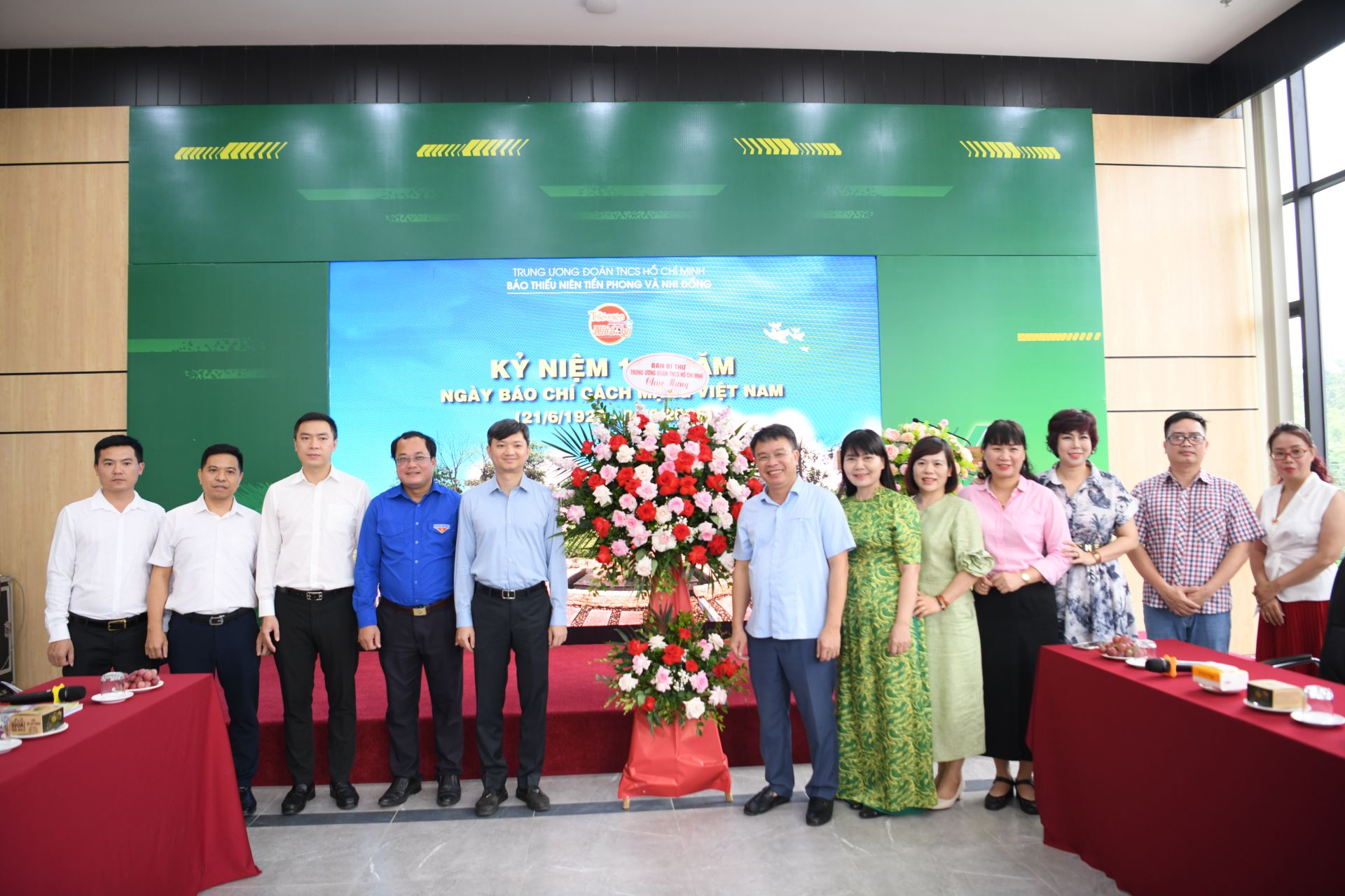 Bí thư thường trực T.Ư Đoàn Nguy&ecirc;̃n Minh Tri&ecirc;́t trao lẵng hoa chúc mừng Báo Thi&ecirc;́u ni&ecirc;n Ti&ecirc;̀n phong và Nhi đ&ocirc;̀ng nh&acirc;n dịp 21/6.