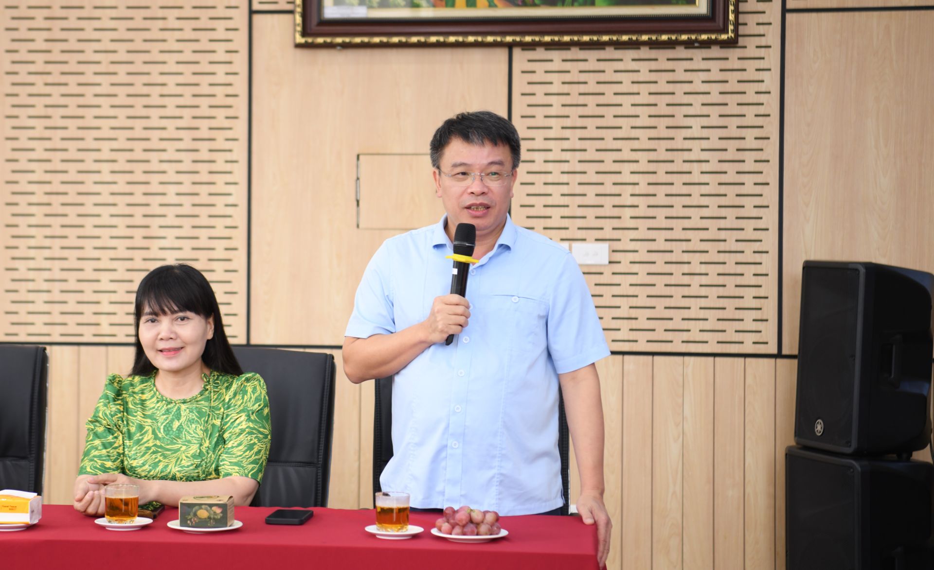 T&ocirc;̉ng Bi&ecirc;n t&acirc;̣p Báo Thi&ecirc;́u ni&ecirc;n Ti&ecirc;̀n phong và Nhi đ&ocirc;̀ng Nguy&ecirc;̃n Phan Khu&ecirc; phát bi&ecirc;̉u tại chương trình.