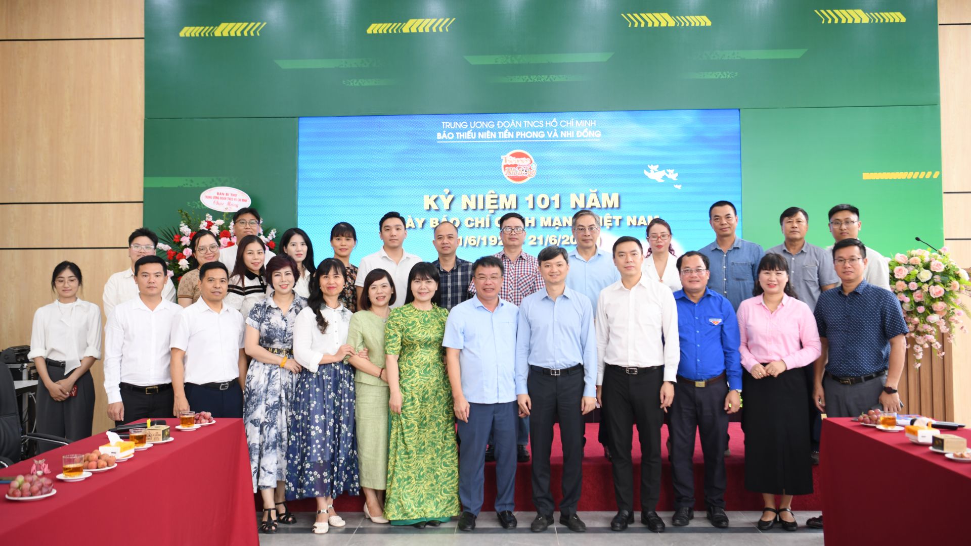Bí thư thường trực T.Ư Đoàn Nguy&ecirc;̃n Minh Tri&ecirc;́t chụp ảnh lưu ni&ecirc;̣m cùng Ban Bi&ecirc;n t&acirc;̣p, cán b&ocirc;̣, phóng vi&ecirc;n Báo Thi&ecirc;́u ni&ecirc;n Ti&ecirc;̀n phong và Nhi đ&ocirc;̀ng.