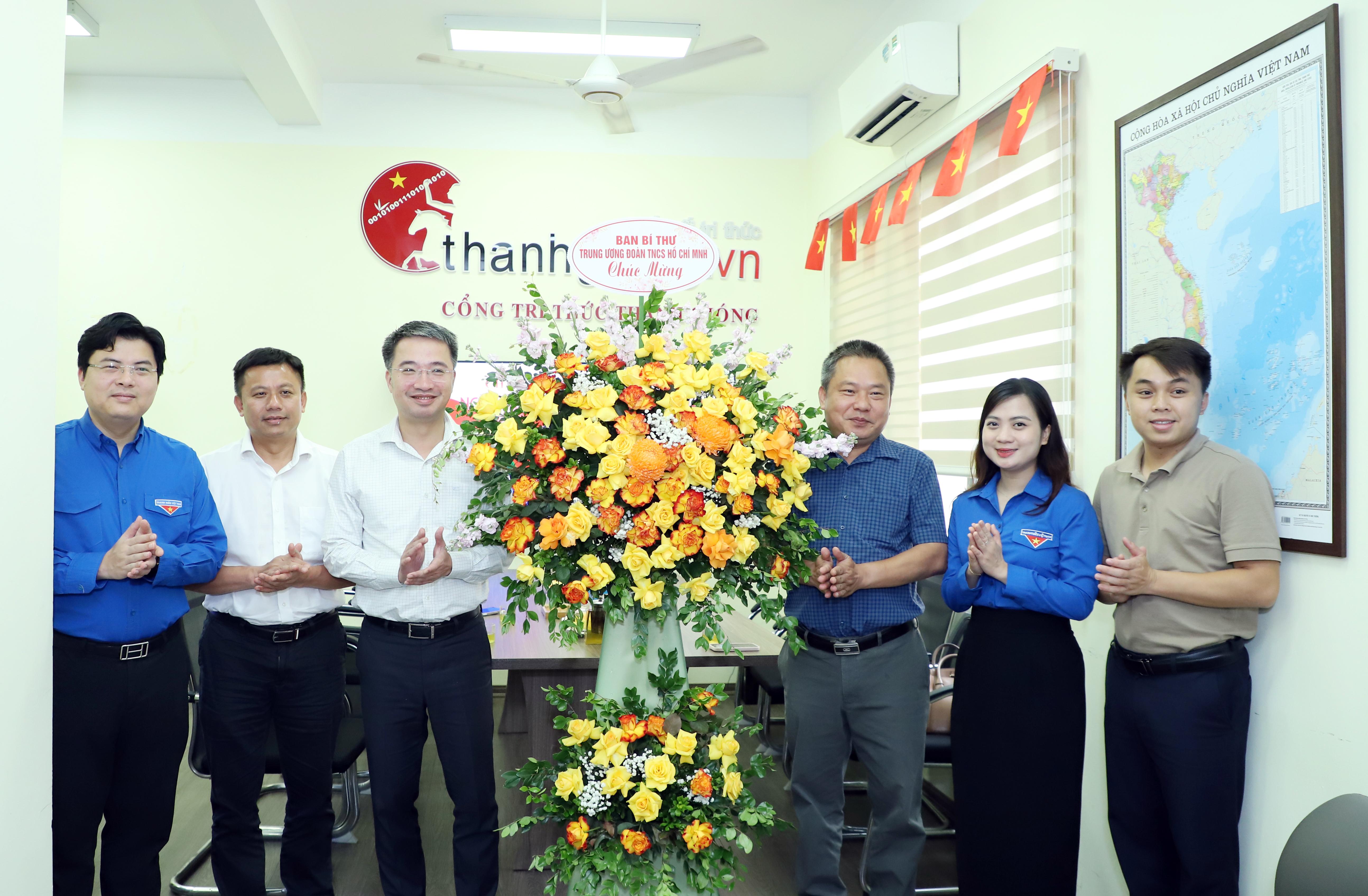 B&iacute; thư T.Ư Đo&agrave;n Nguyễn Tường L&acirc;m tặng hoa ch&uacute;c mừng Cổng Tri thức Th&aacute;nh Gi&oacute;ng. 