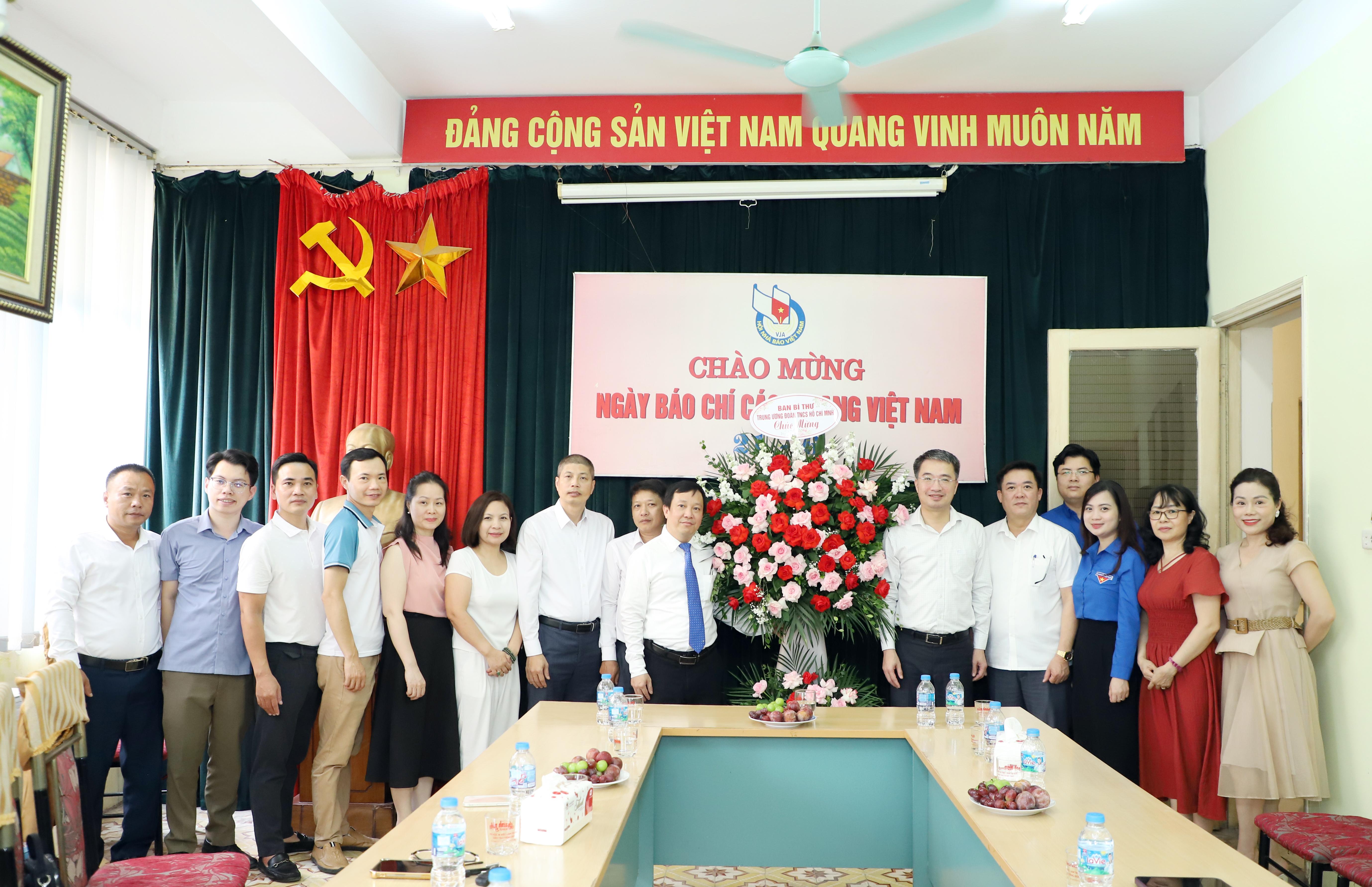 B&iacute; thư T.Ư Đo&agrave;n Nguyễn Tường L&acirc;m tặng hoa ch&uacute;c mừng Tạp ch&iacute; Thanh ni&ecirc;n. 