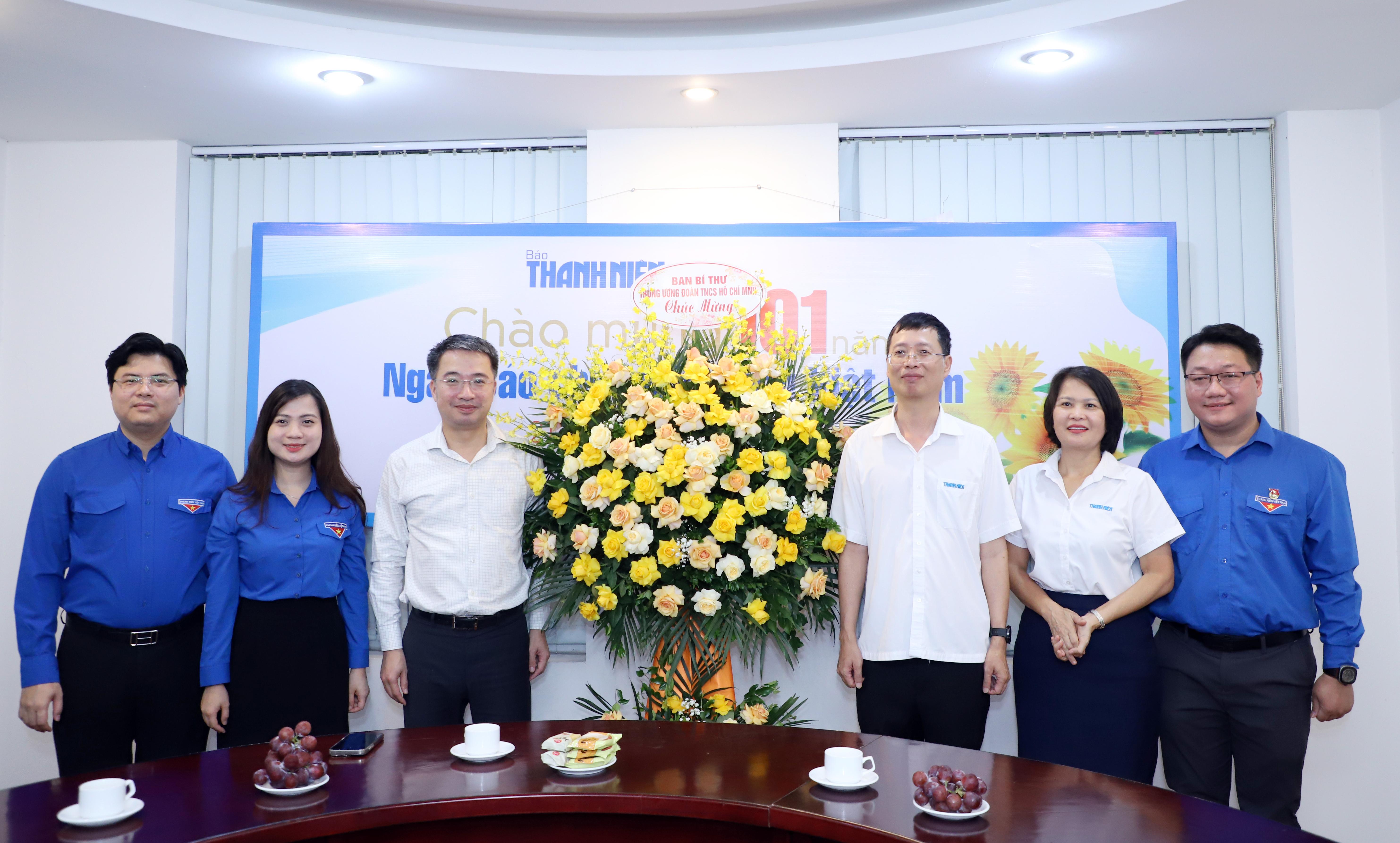 Anh Nguyễn Tường L&acirc;m - B&iacute; thư T.Ư Đo&agrave;n, Chủ tịch Hội Li&ecirc;n hiệp Thanh ni&ecirc;n Việt Nam thăm v&agrave; ch&uacute;c mừng B&aacute;o Thanh ni&ecirc;n. 