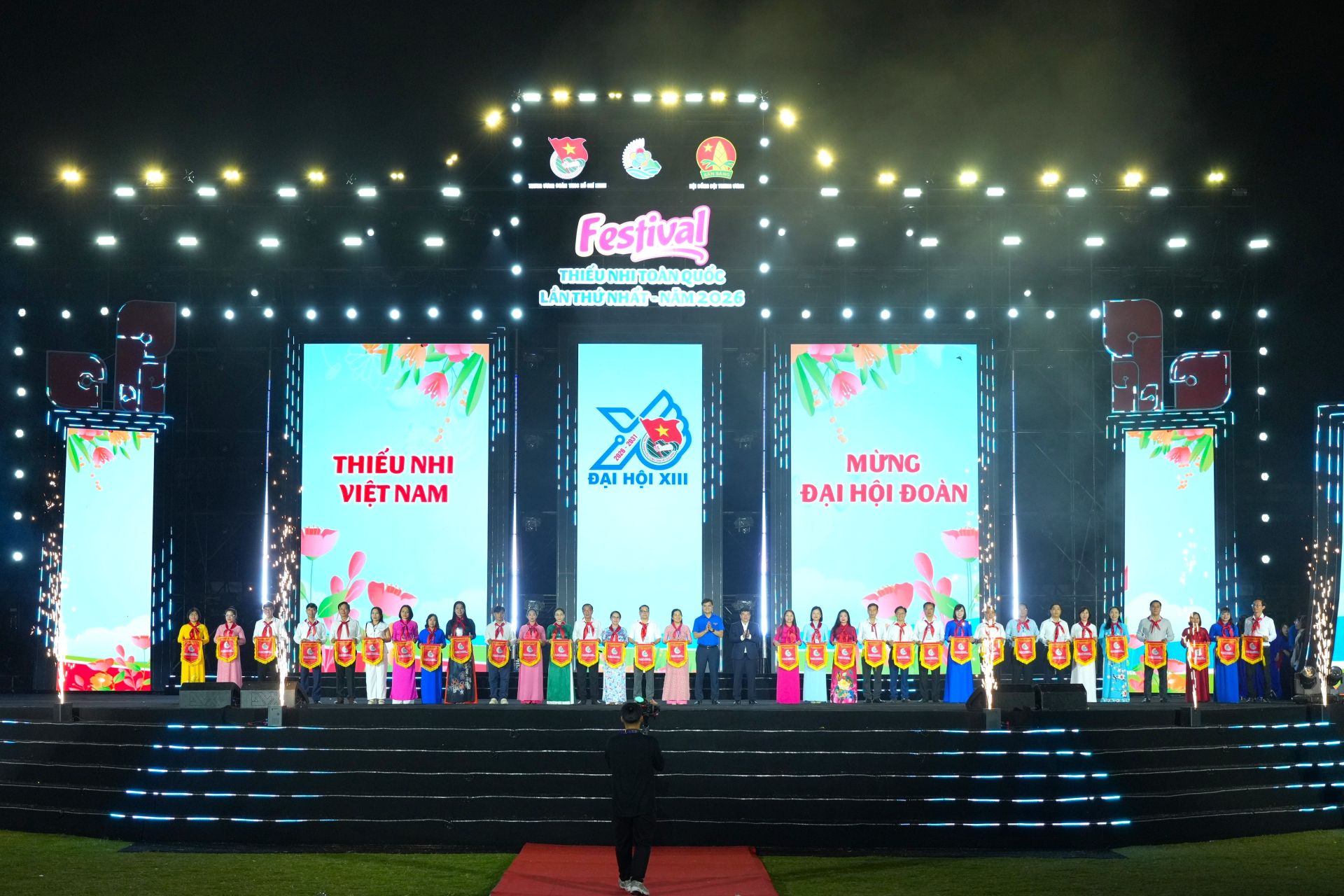 B&iacute; thư thứ nhất T.Ư Đo&agrave;n B&ugrave;i Quang Huy trao Cờ lưu niệm cho c&aacute;c đơn vị tham dự Festival.