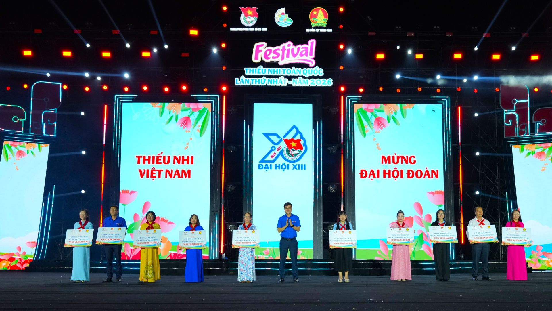 Anh B&ugrave;i Quang Huy trao