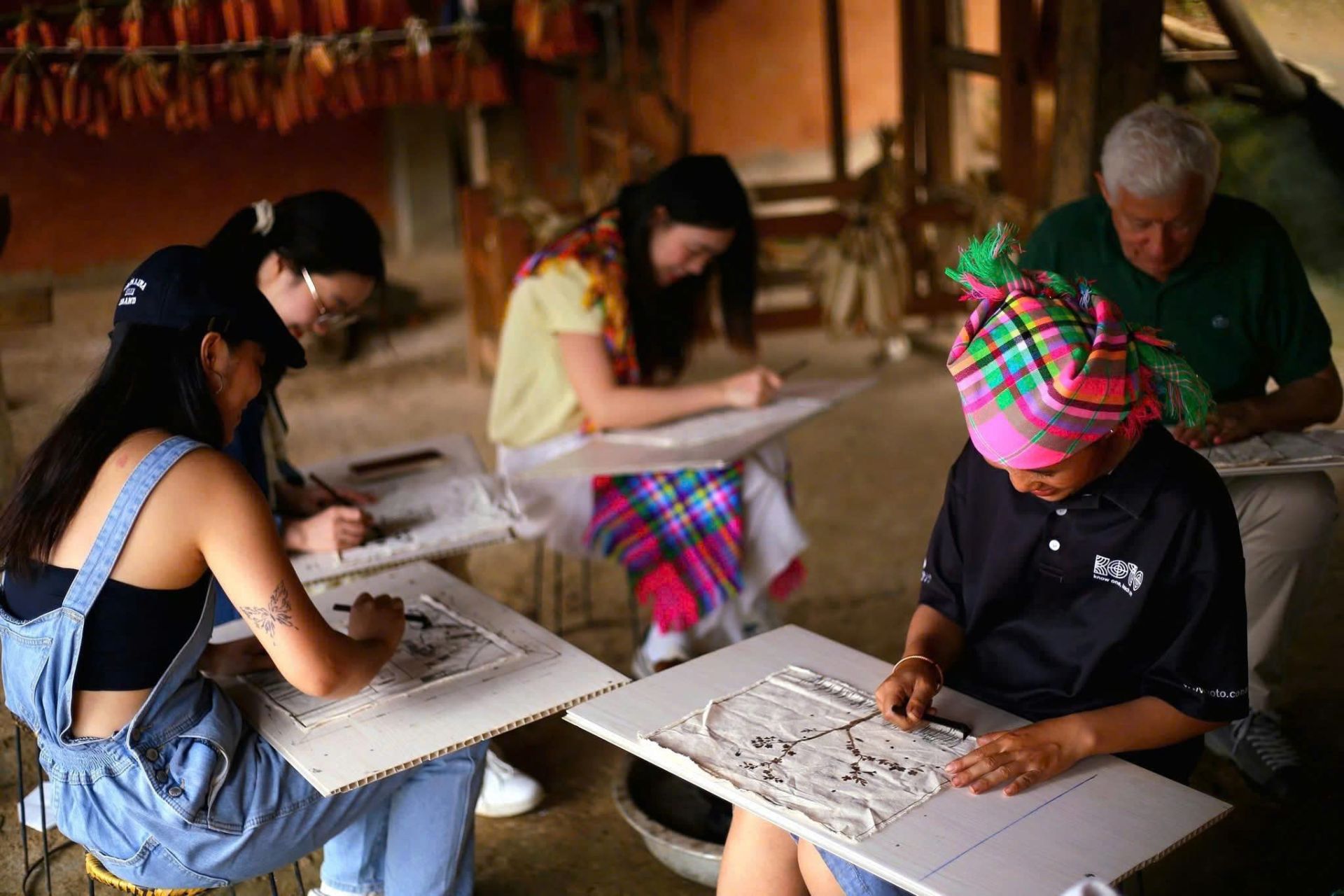 Trải nghiệm vẽ s&aacute;p ong tr&ecirc;n vải lanh thu h&uacute;t nhiều du kh&aacute;ch khi đến M&agrave;ng Mủ. (Ảnh: Phương Mai)