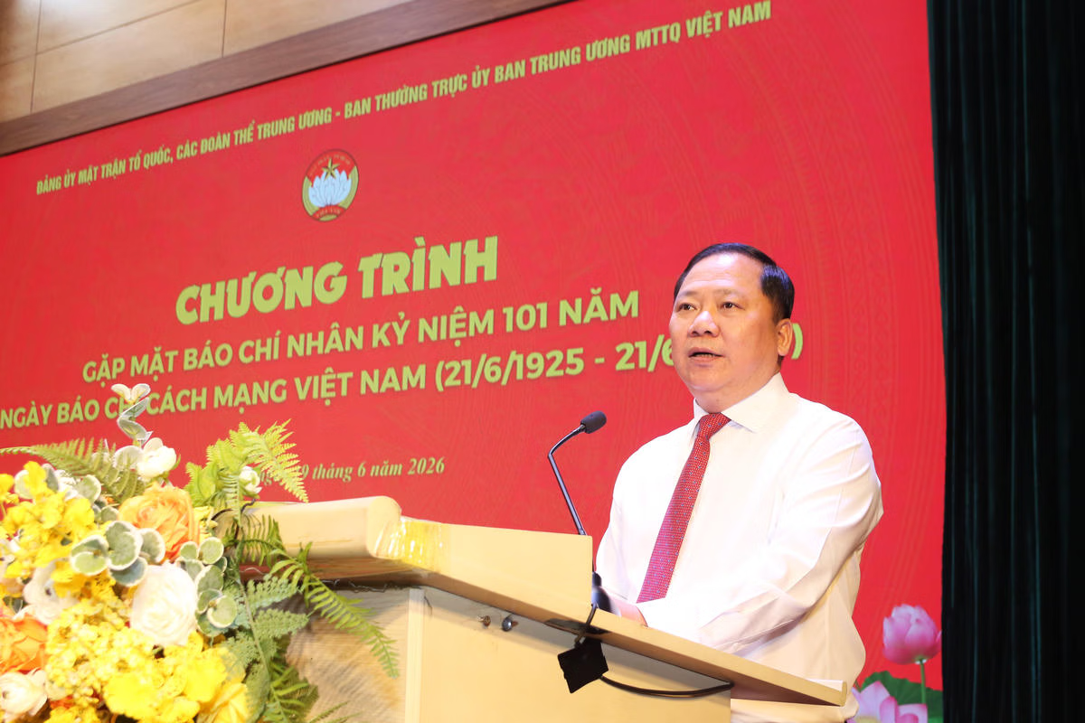 B&aacute;c Nguyễn Phi Long ph&aacute;t biểu tại chương tr&igrave;nh gặp mặt.