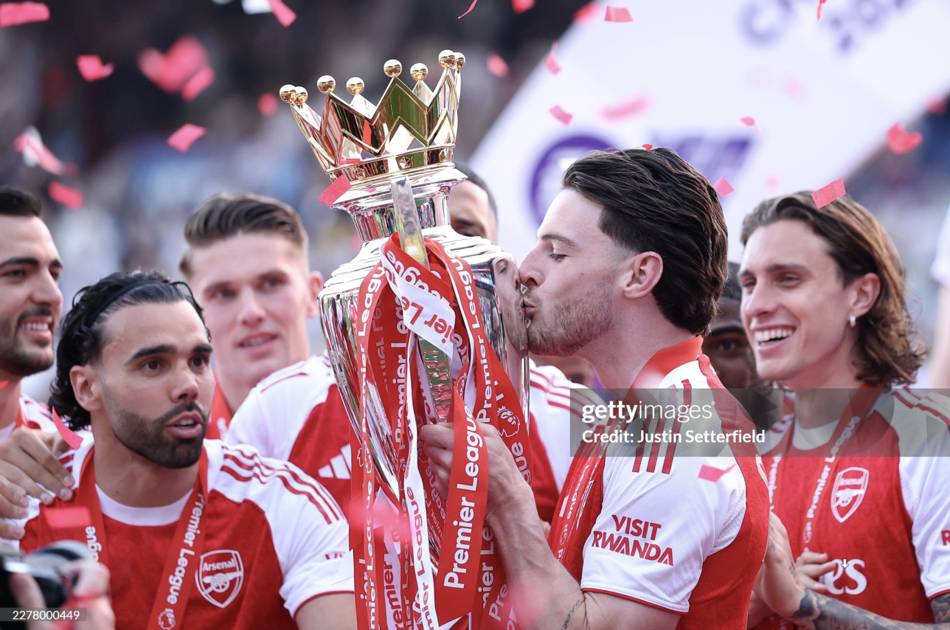 C&aacute;c cầu thủ Arsenal mừng chức v&ocirc; địch Ngoại hạng Anh.