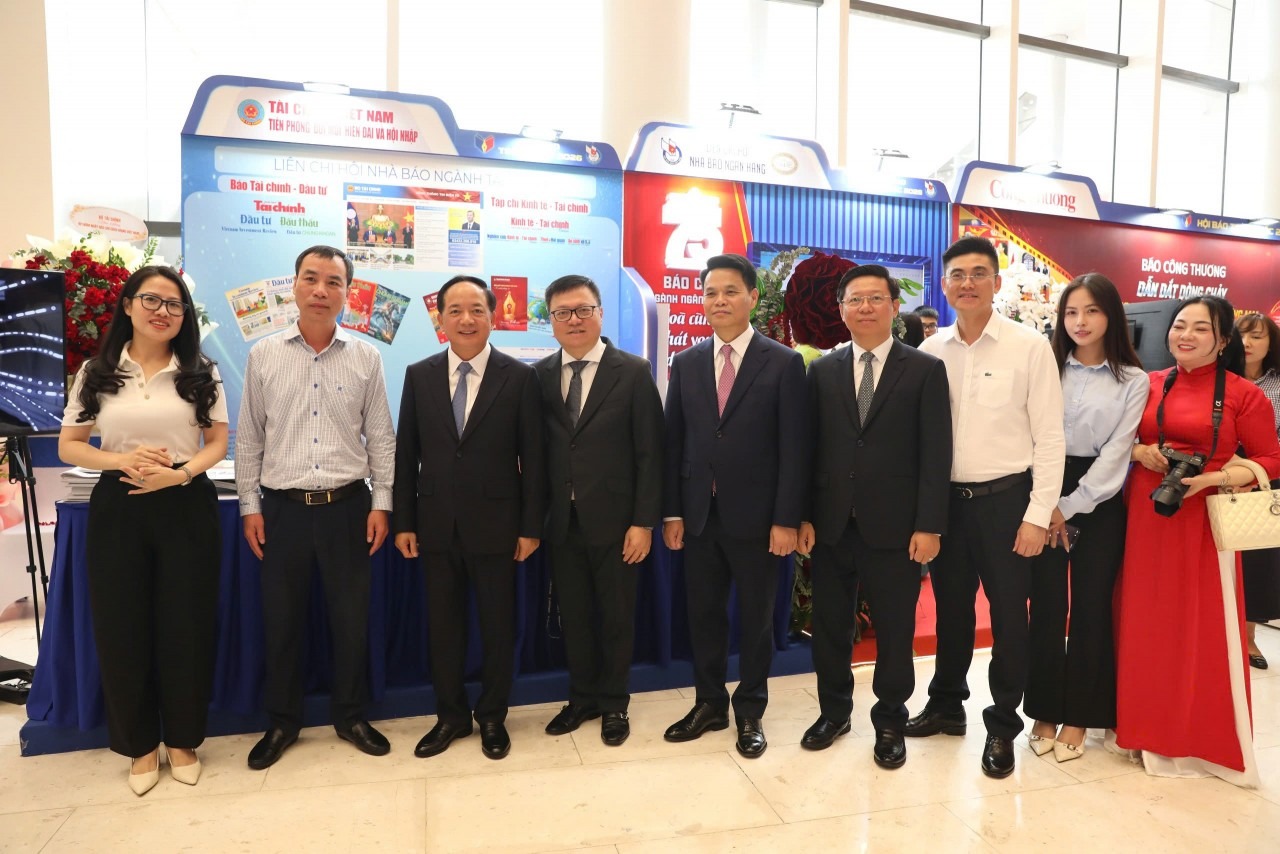 Đồng ch&iacute; Trịnh Văn Quyết, Ủy vi&ecirc;n Bộ Ch&iacute;nh trị, B&iacute; thư Trung ương Đảng, Trưởng Ban Tuy&ecirc;n gi&aacute;o v&agrave; D&acirc;n vận Trung ương